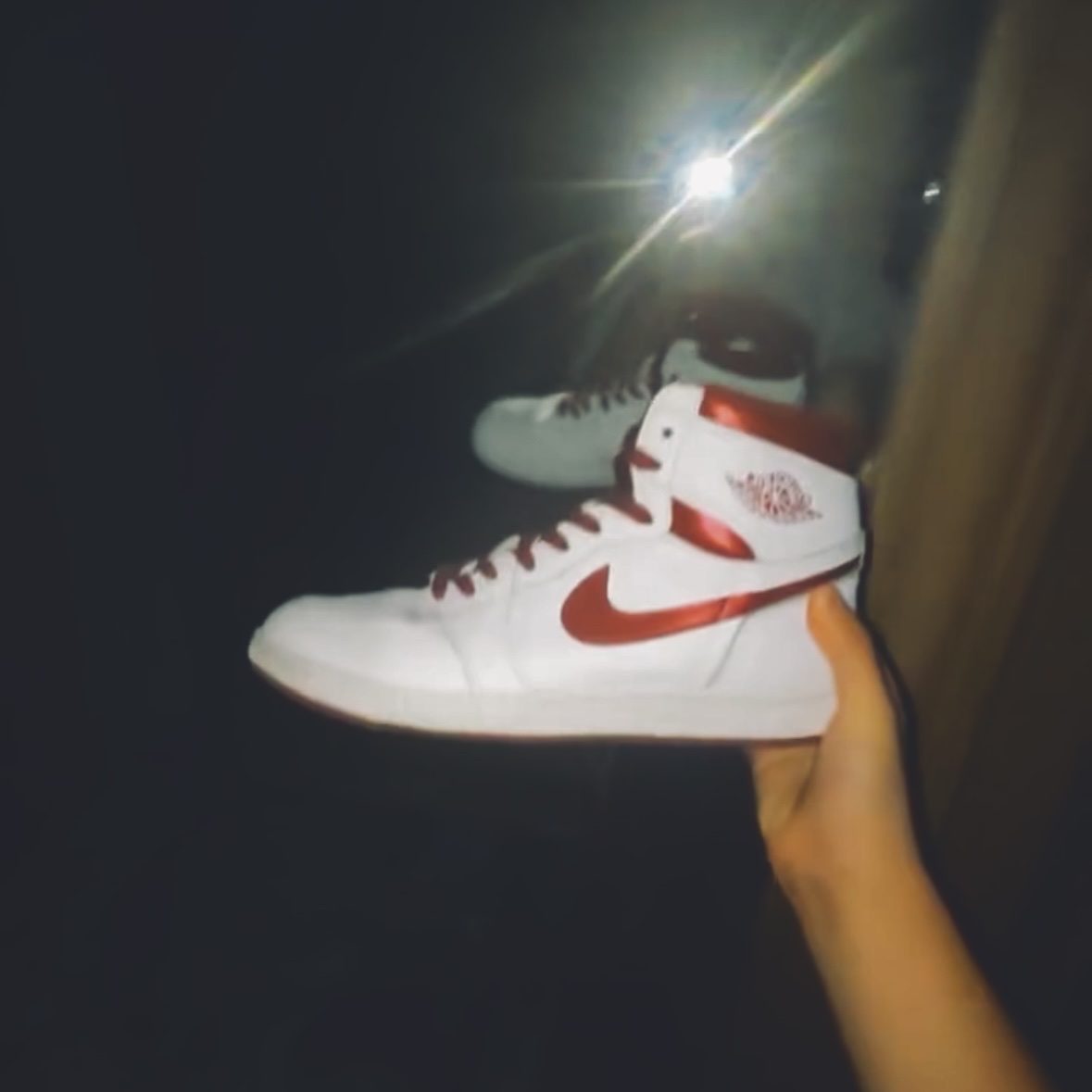 Jordan 1 High 85 Metallic Burgundy, Jordan 1 Mid Light Smoke Grey 착용 스타일 - 1