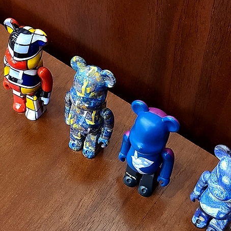 Bearbrick Piet Mondrian 100％ & 400％ Set, Bearbrick Paul Gauguin Where Do We Come From? What Are We? Where Are We Going? 100％ & 400％ Set 착용 스타일 - 3