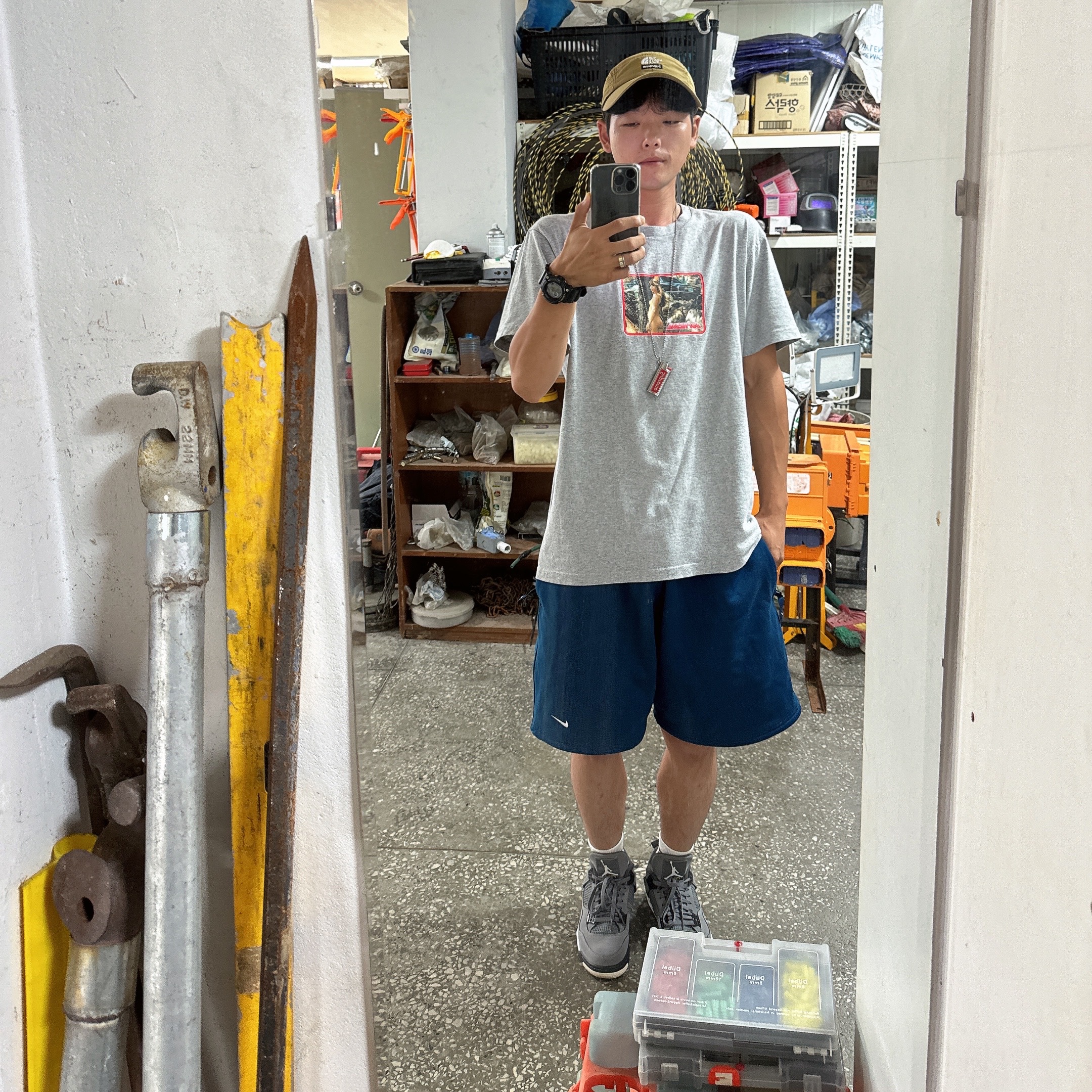 Supreme Bandana Box Logo T-Shirt Black - 19FW, Nike ACG Cargo Shorts Ironstone - US/EU 착용 스타일 - 3