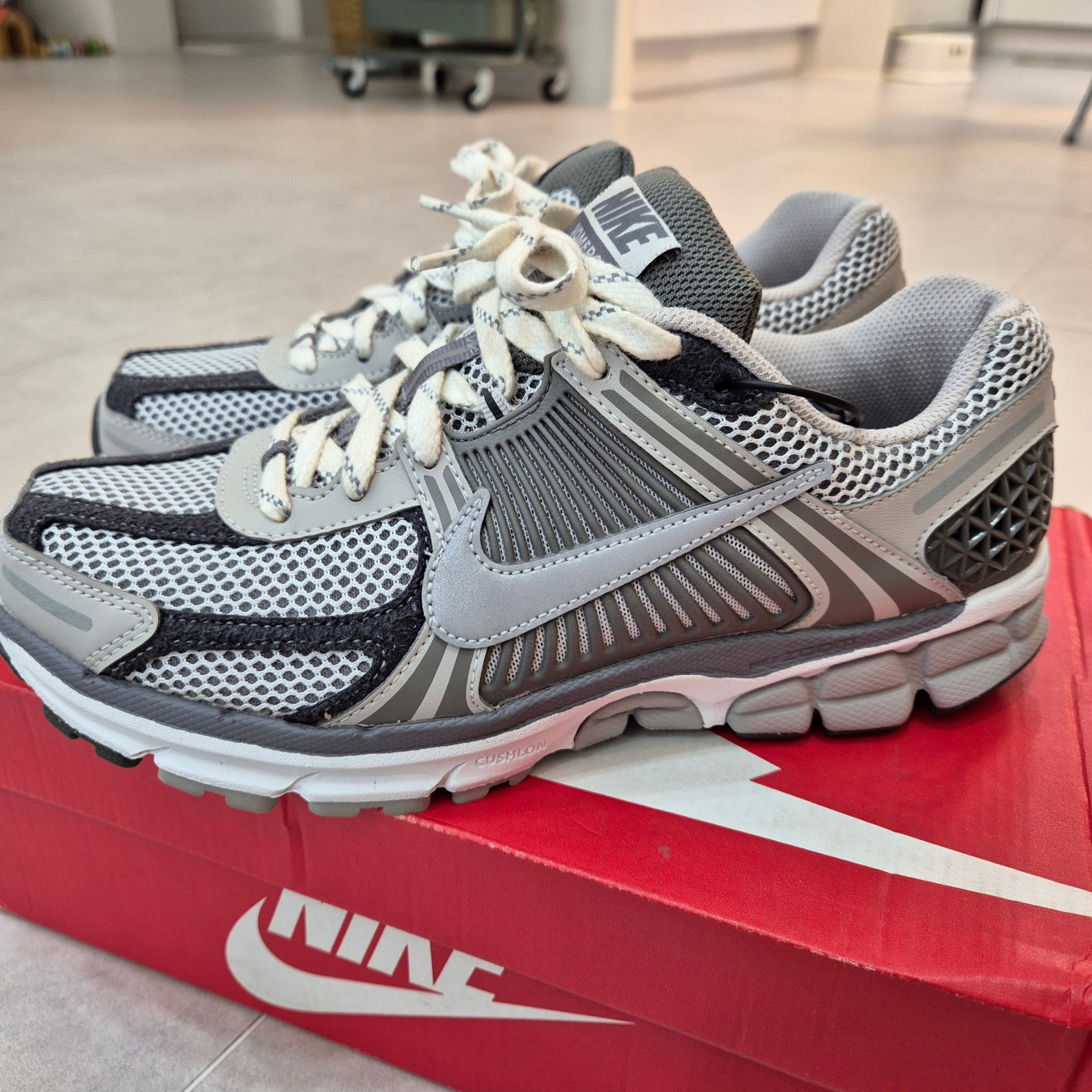 Nike Zoom Vomero 5 PRM Light Iron Ore and Flat Fewter 착용 스타일 - 1