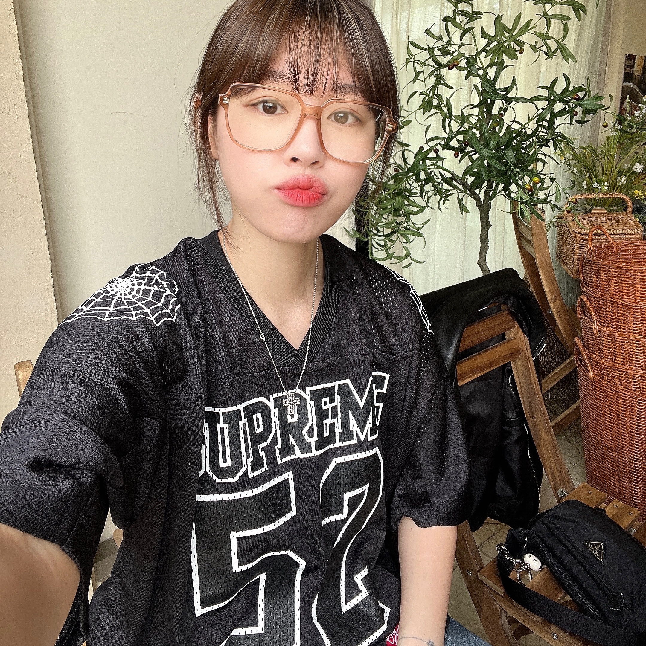 Supreme Spiderweb Football Jersey Black - 24SS, Prada Re-Nylon and Saffiano Leather Shoulder Bag Black 착용 스타일 - 1