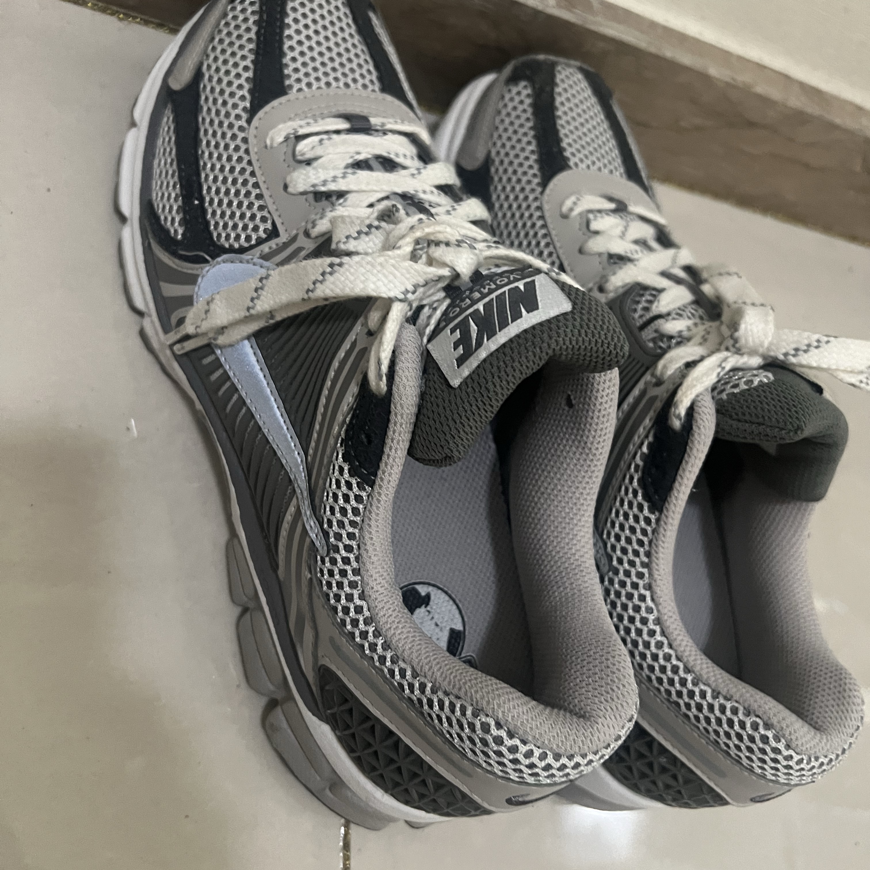 Nike Zoom Vomero 5 PRM Light Iron Ore and Flat Fewter 착용 스타일