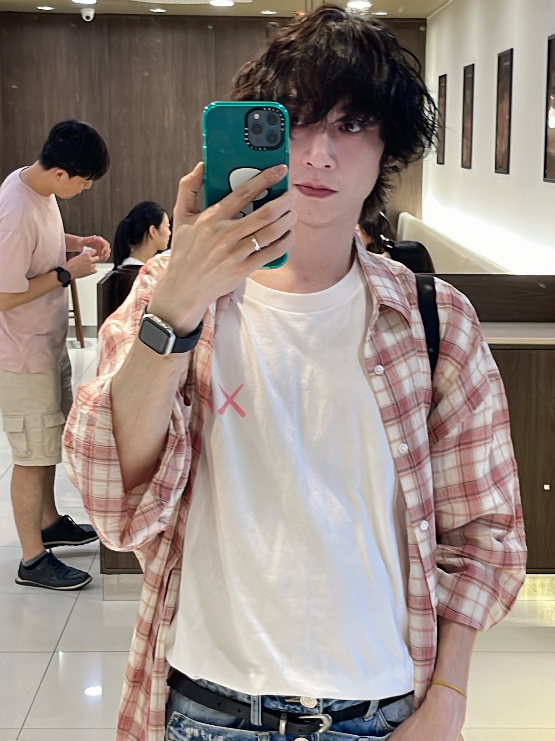 Uniqlo UT x Kaws Short Sleeve Graphic T-Shirt White, Apple Watch SE 40mm GPS Silver Aluminum Case with Sport Band Abyss Blue (Korean Ver.) 착용 스타일 - 1