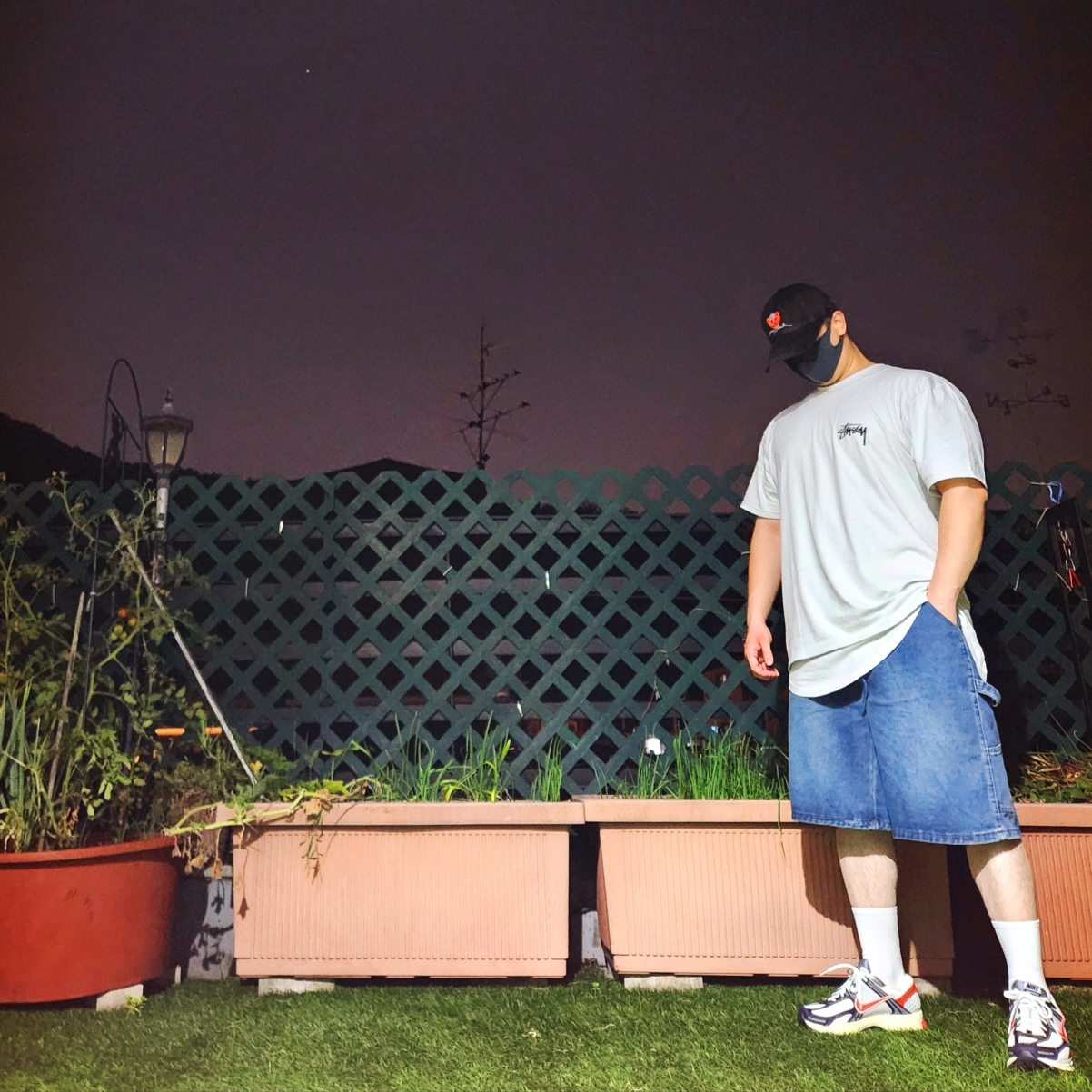 Stussy Cherries T-Shirt Fog, Nike Zoom Vomero 5 Photon Dust Picante Red 착용 스타일 - 1