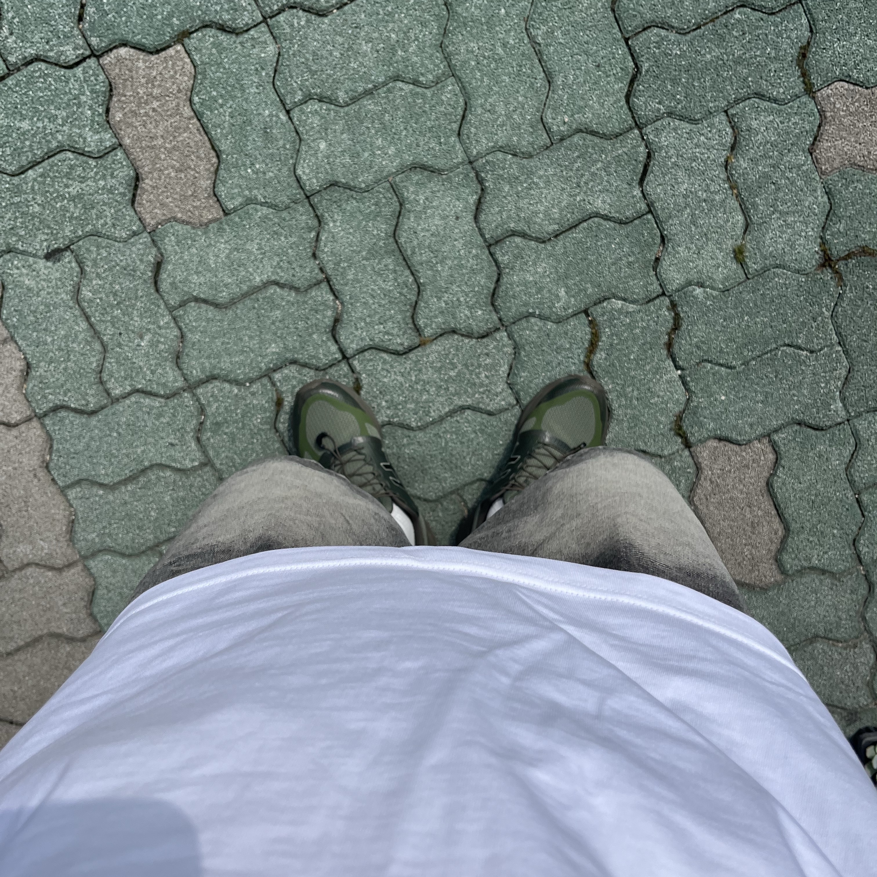 Asics x Sansan Gear Gel-Terrain Bronze Green Tarmac, IAB Studio Established T-Shirt White Black 착용 스타일
