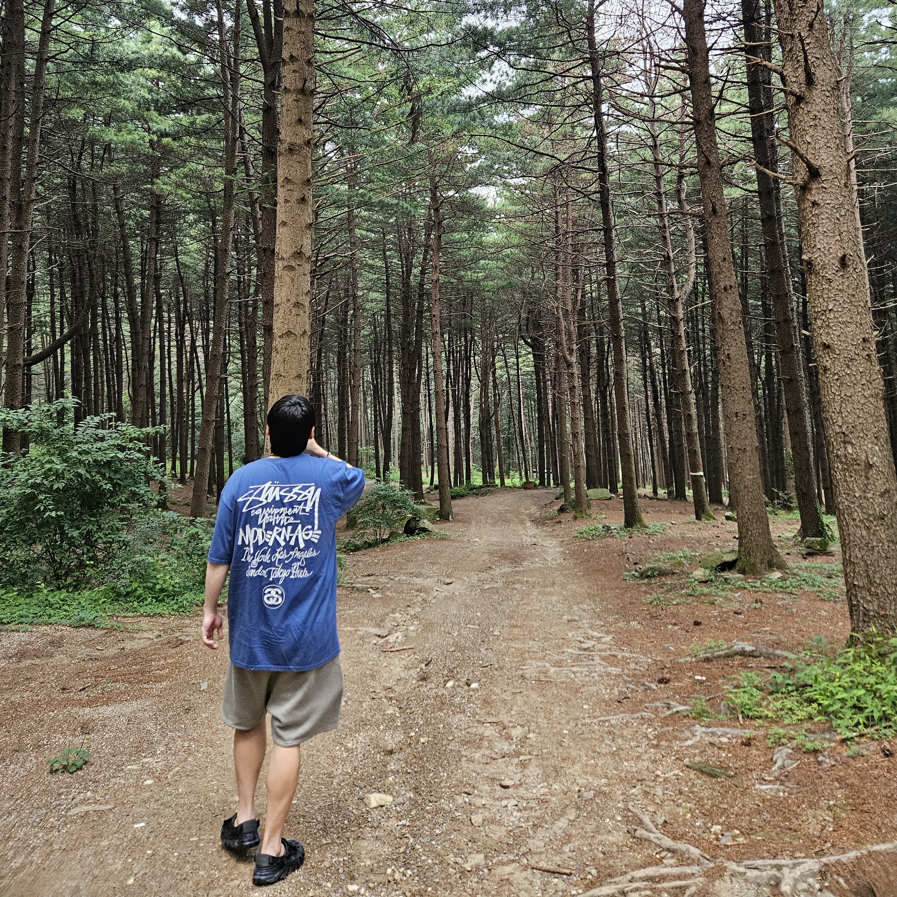 Stussy Modern Age T-Shirt Midnight, Essentials Sweat Shorts Light Heather Grey - 24SS 착용 스타일
