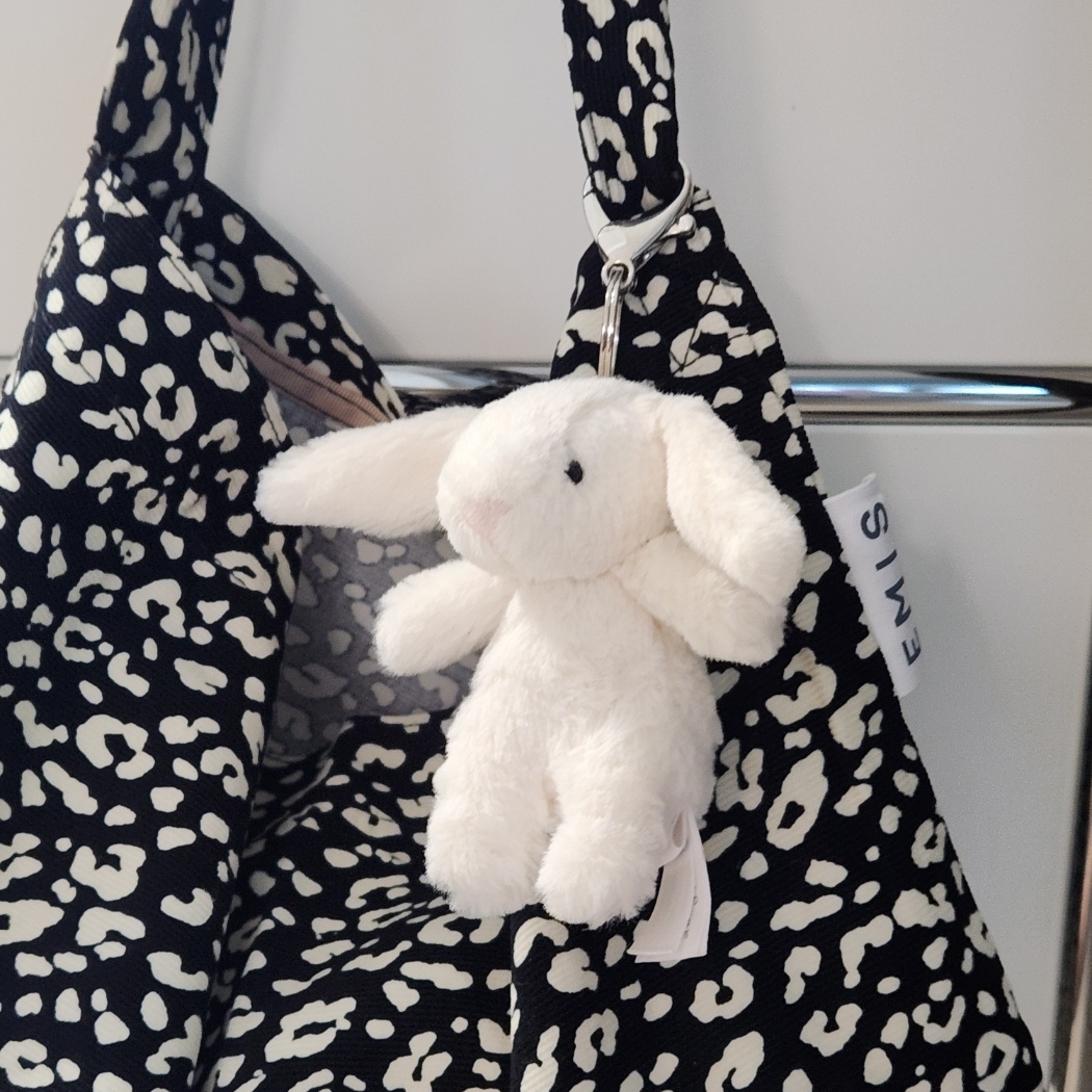Emis 22Y Leopard Corduroy Eco Bag Black, Jellycat Bashful Bunny Bag Charm Cream 착용 스타일 - 2