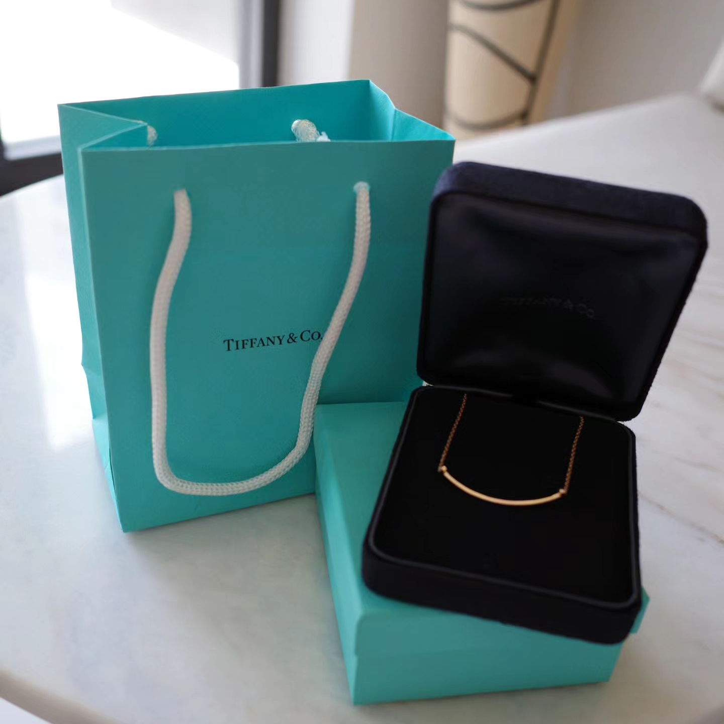 Tiffany & Co. Tiffany T Smile Bracelet Yellow Gold, Tiffany & Co. Tiffany T Smile Bracelet Rose Gold 착용 스타일 - 2