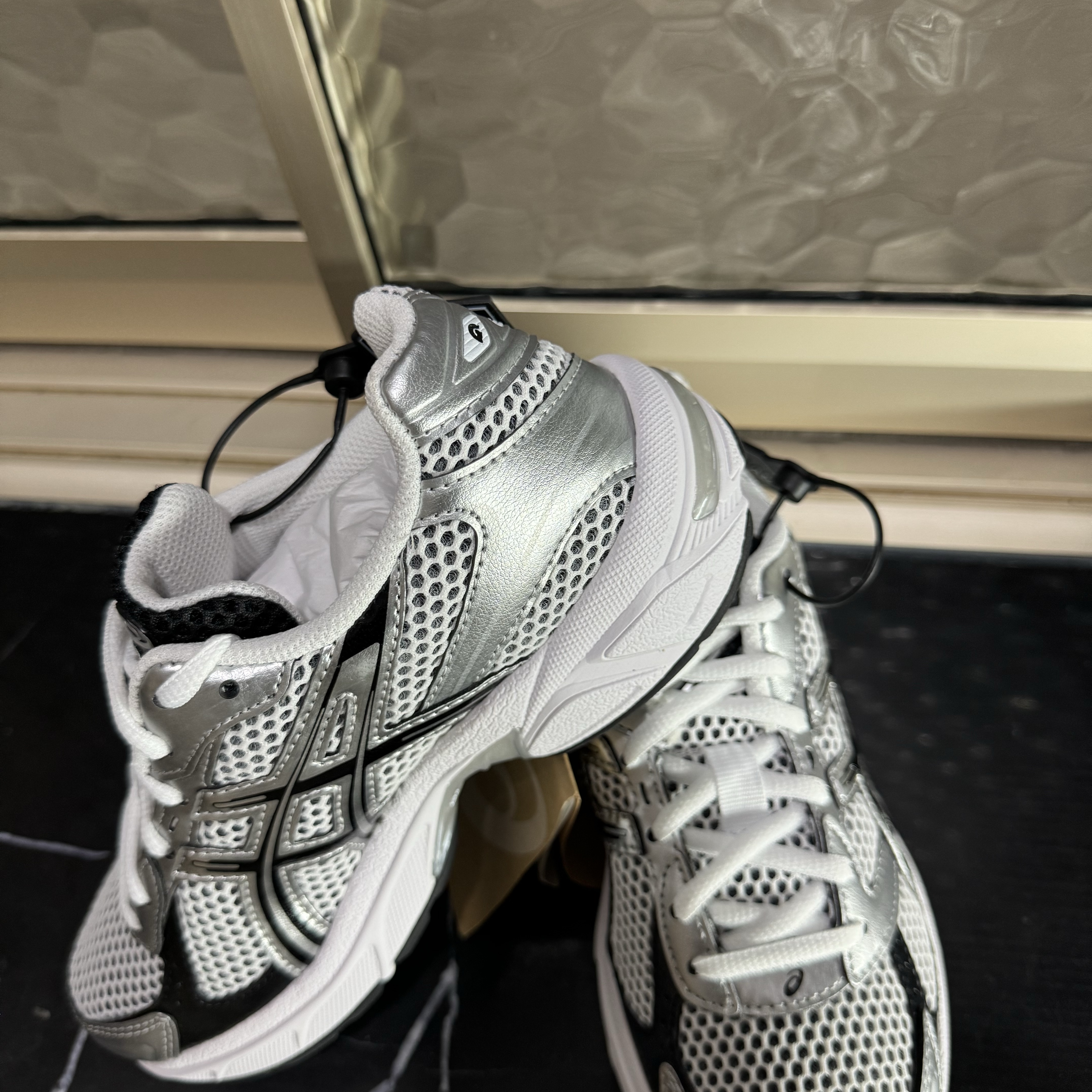 Asics Gel-1130 White Black 착용 스타일 - 2