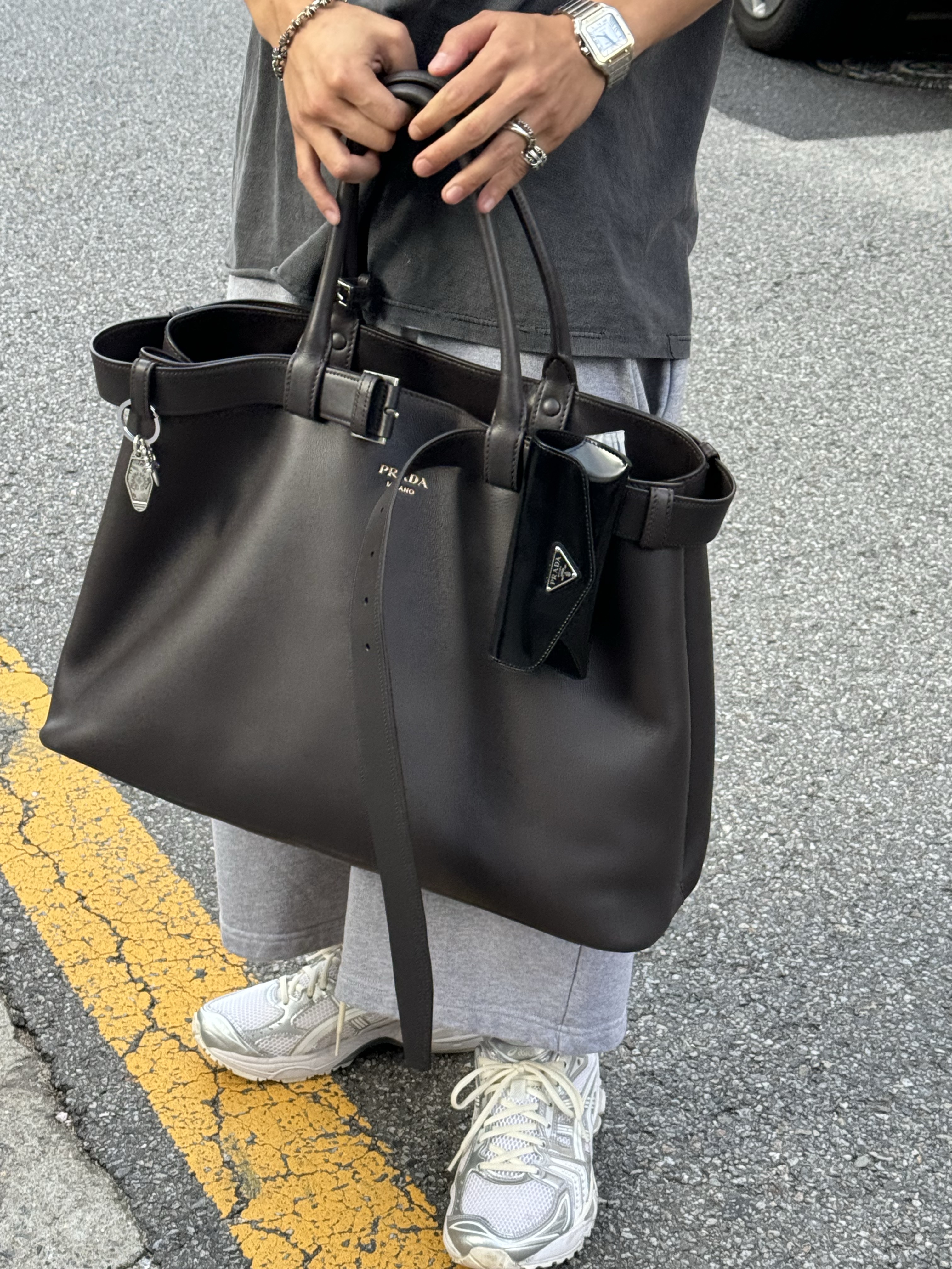 Prada Buckle Leather Handbag Double Belt Black, Asics x JJJJound Gel-Kayano 14 Silver White 착용 스타일 - 3
