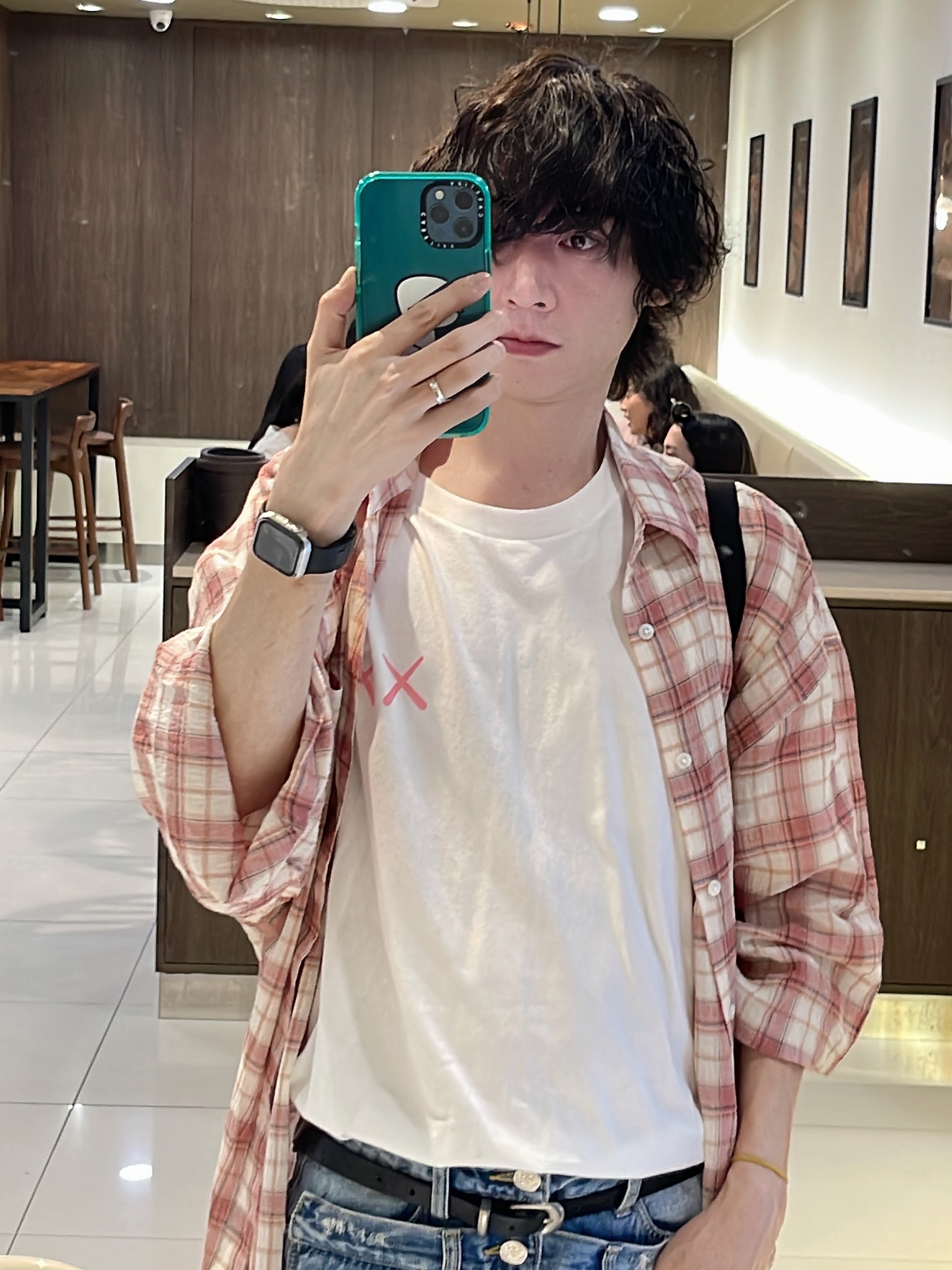 Uniqlo UT x Kaws Short Sleeve Graphic T-Shirt White, Apple Watch SE 40mm GPS Silver Aluminum Case with Sport Band Abyss Blue (Korean Ver.) 착용 스타일 - 2