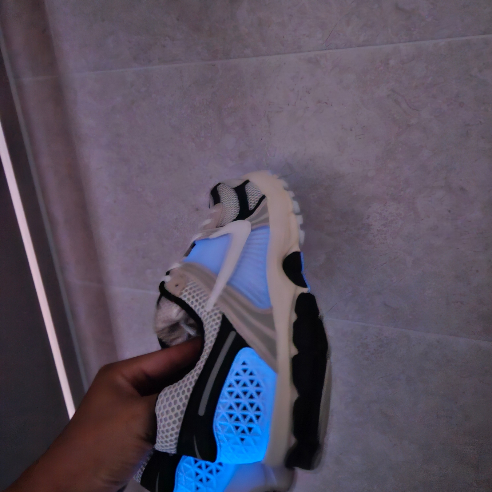 Nike Zoom Vomero 5 Light Bone and Black 착용 스타일