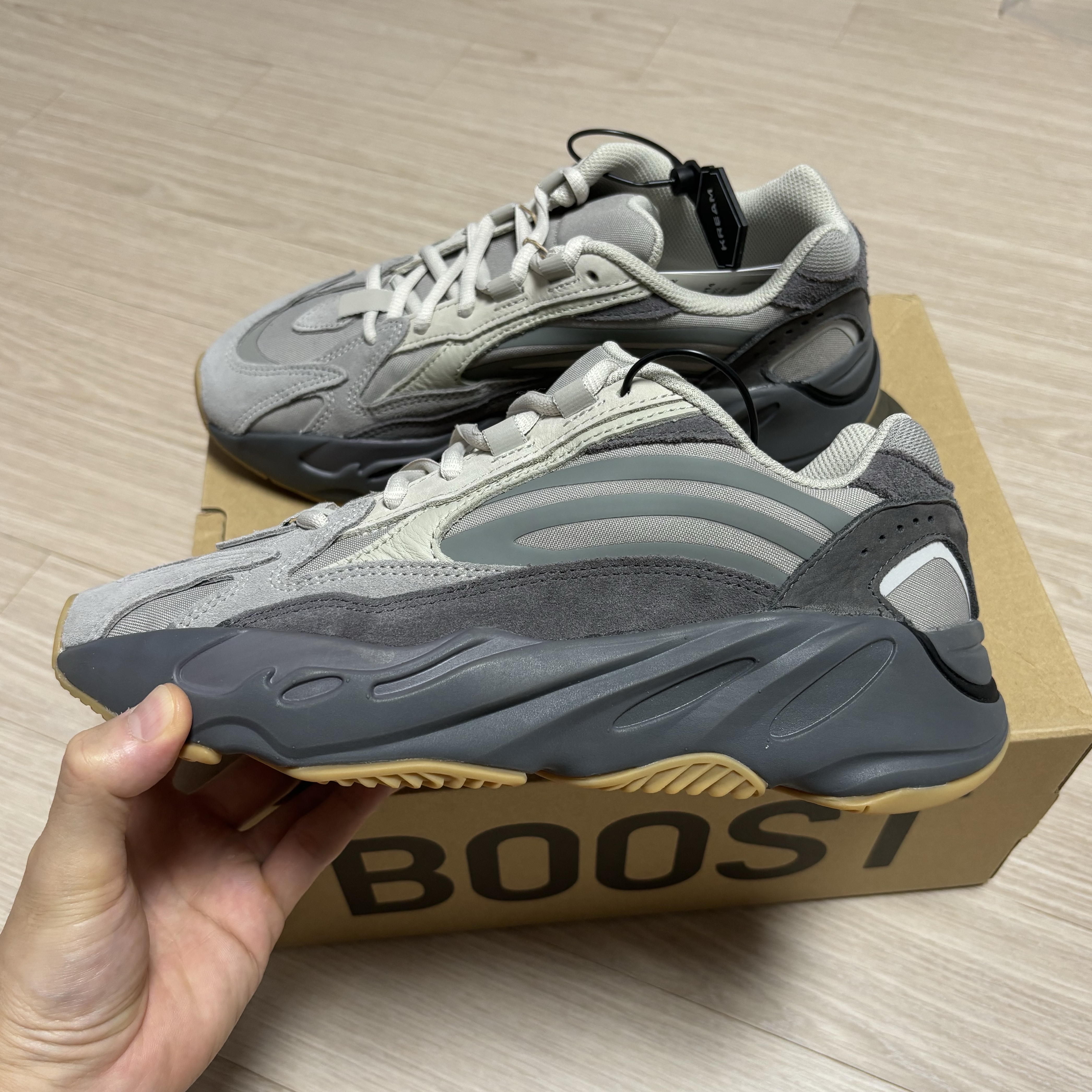 Adidas Yeezy Boost 700 V2 Tephra 2023 착용 스타일 - 2