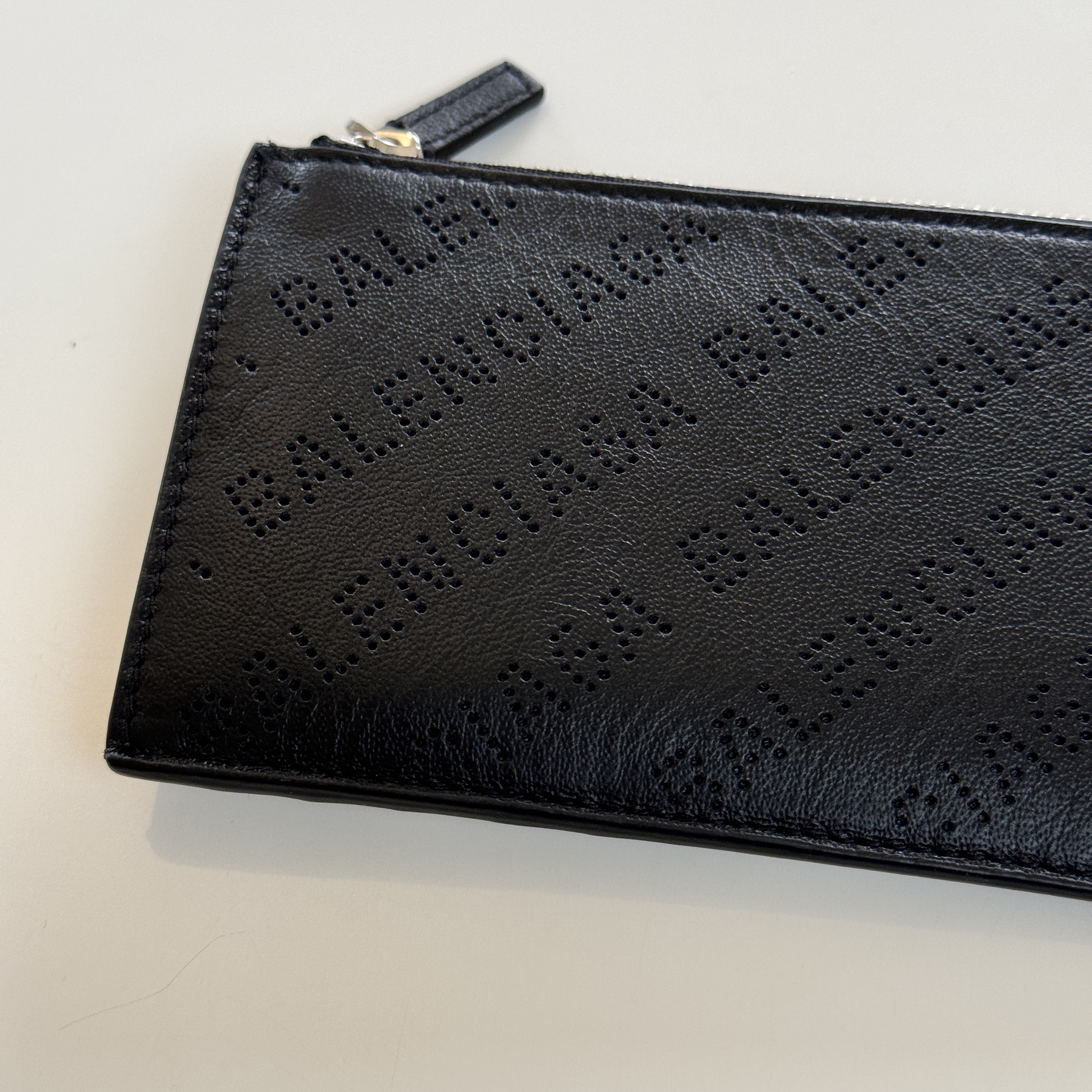 Balenciaga Logo Perforated Zipped Card Holder Black 착용 스타일