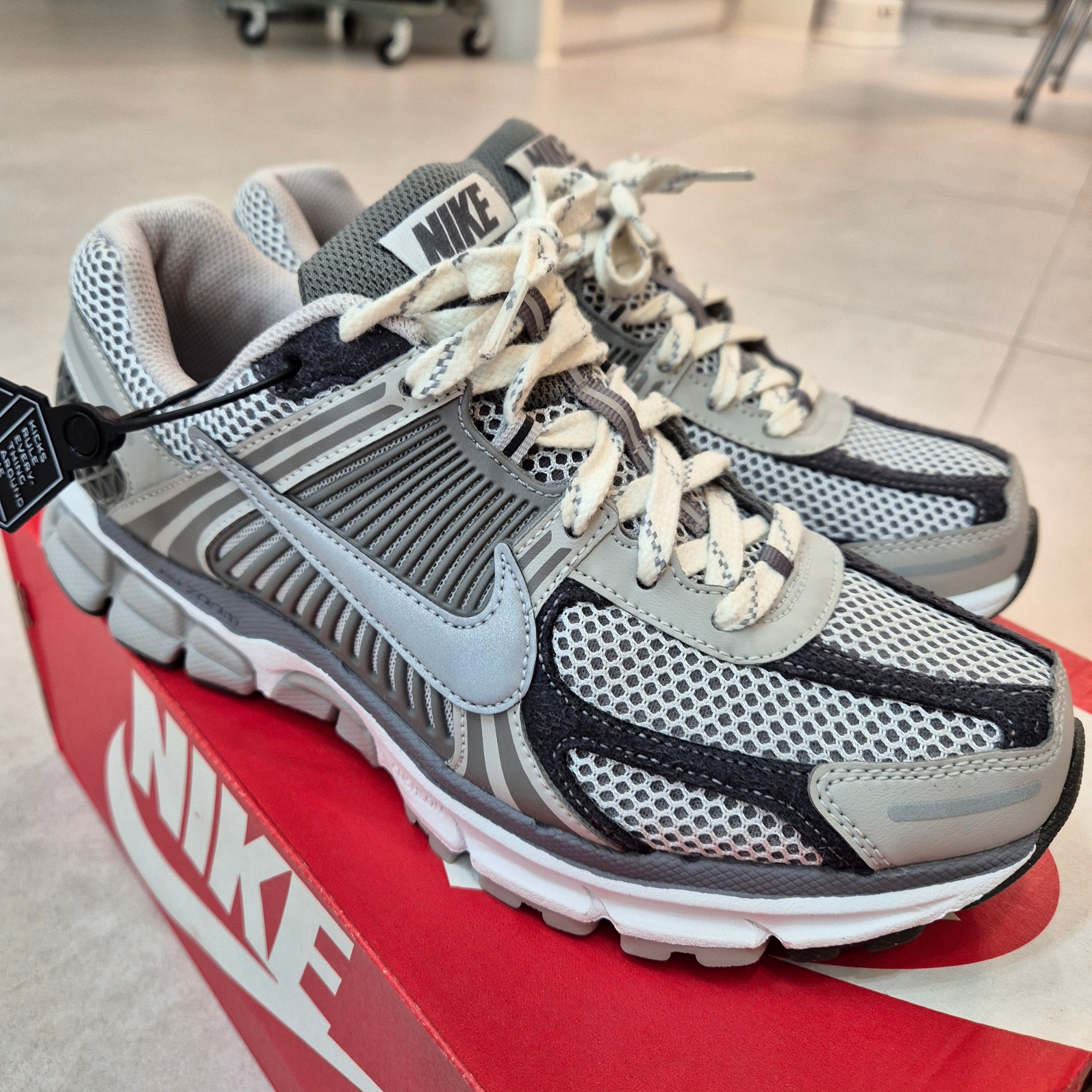 Nike Zoom Vomero 5 PRM Light Iron Ore and Flat Fewter 착용 스타일 - 4