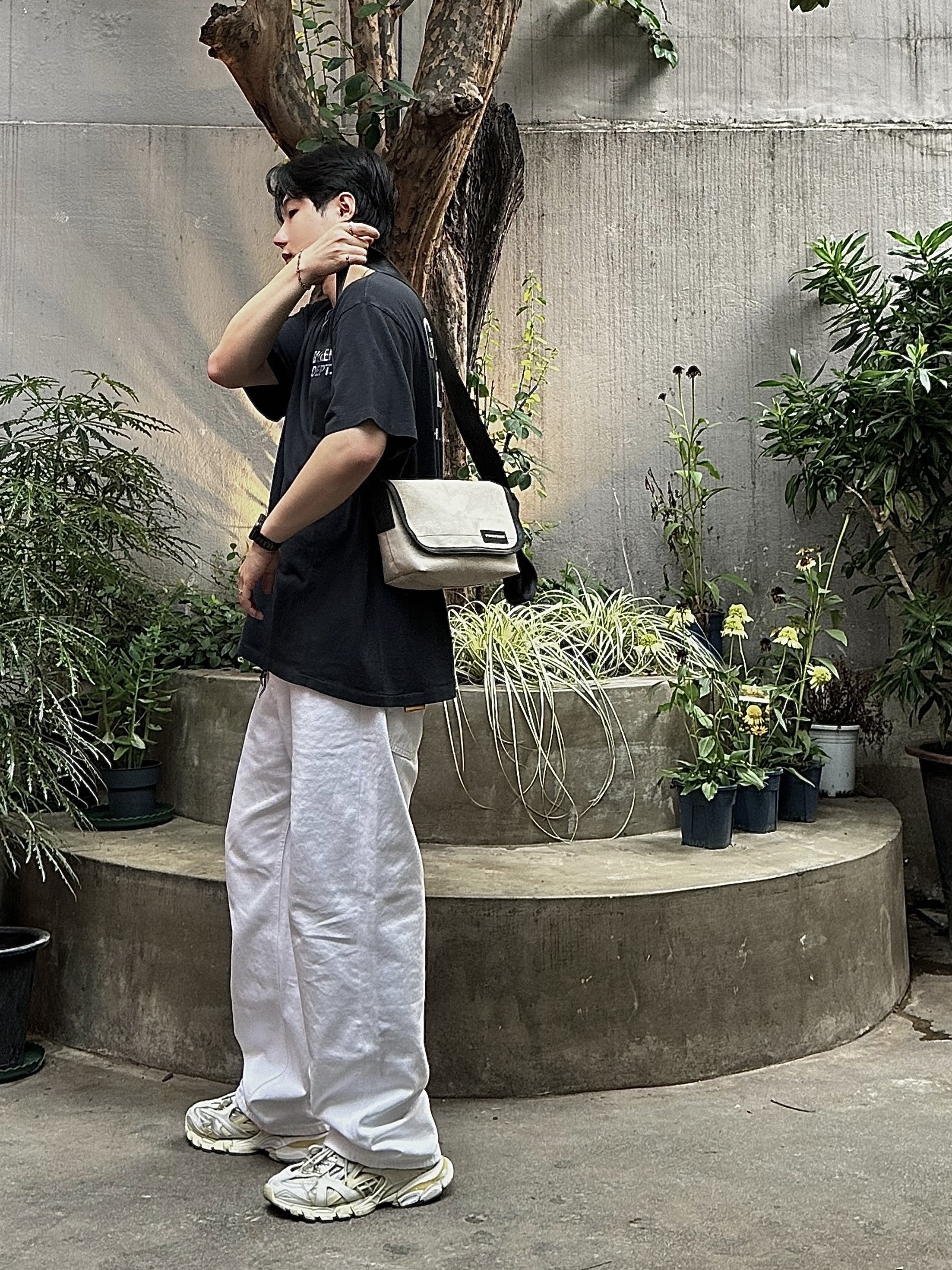 Gallery Dept. Souvenir T-Shirt Black, Balenciaga Track.2 Sneakers White 착용 스타일