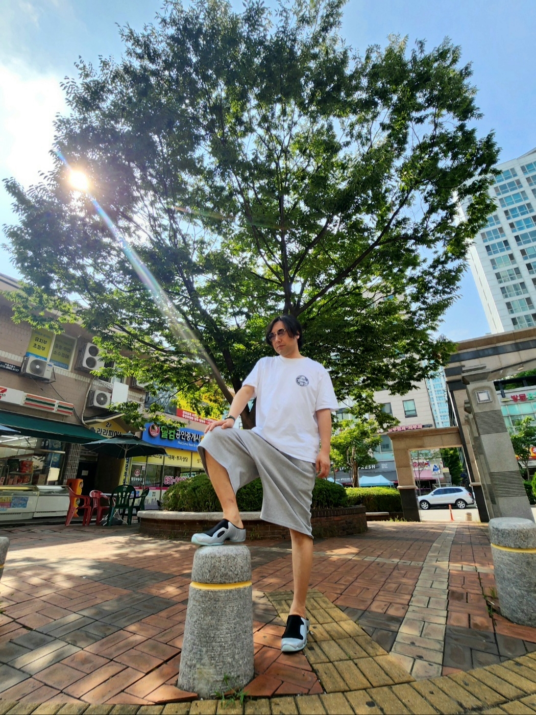 Nike Clogposite Chrome and Black, Stussy Dot Stamp T-Shirt White 착용 스타일