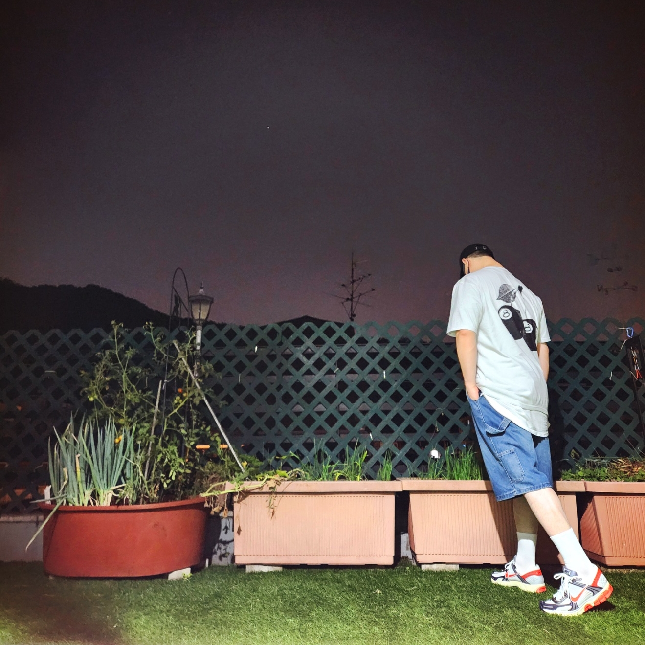 Stussy Cherries T-Shirt Fog, Nike Zoom Vomero 5 Photon Dust Picante Red 착용 스타일 - 2