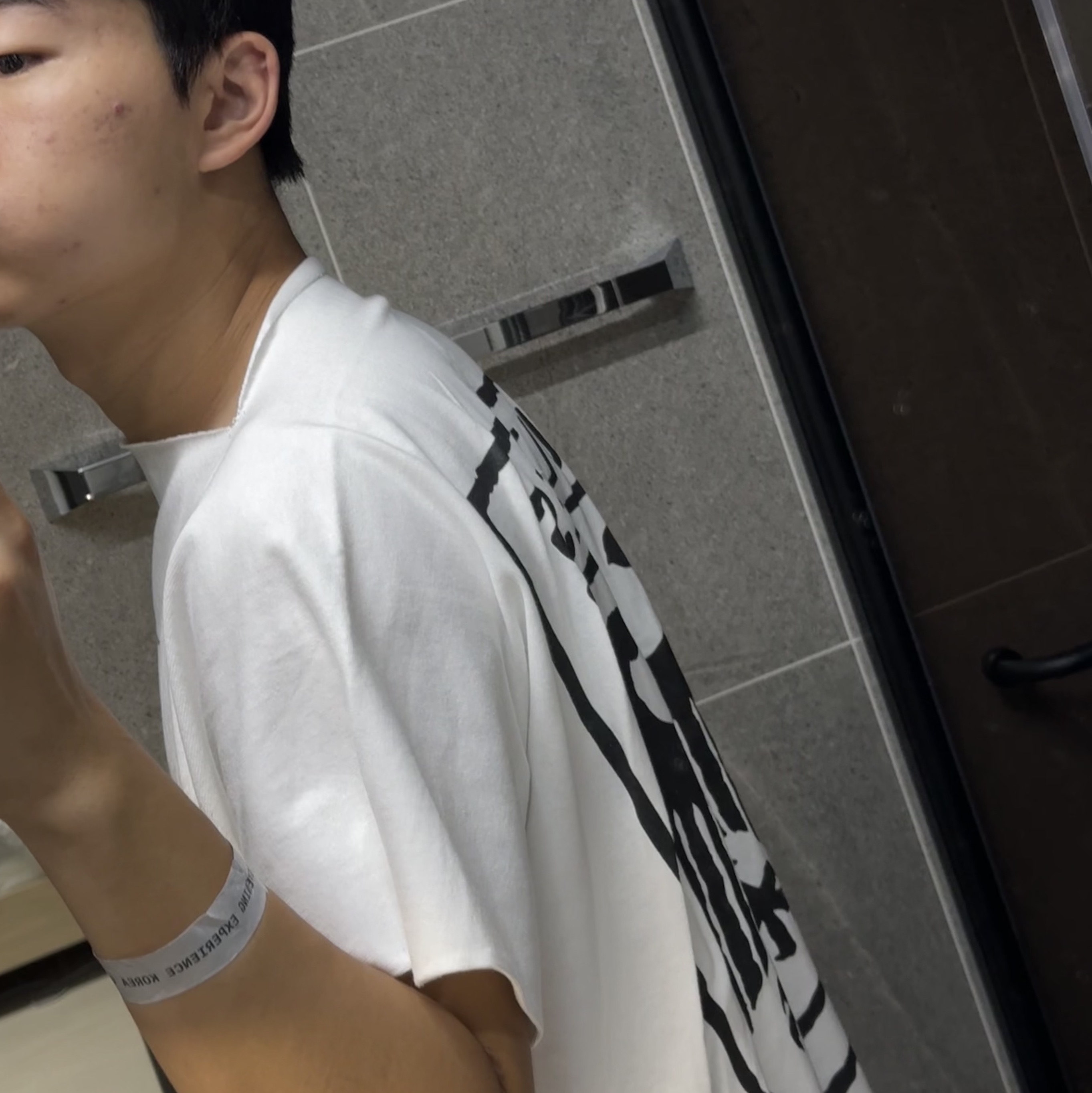 Yeezy Vultures Box T-Shirt White 착용 스타일 - 2