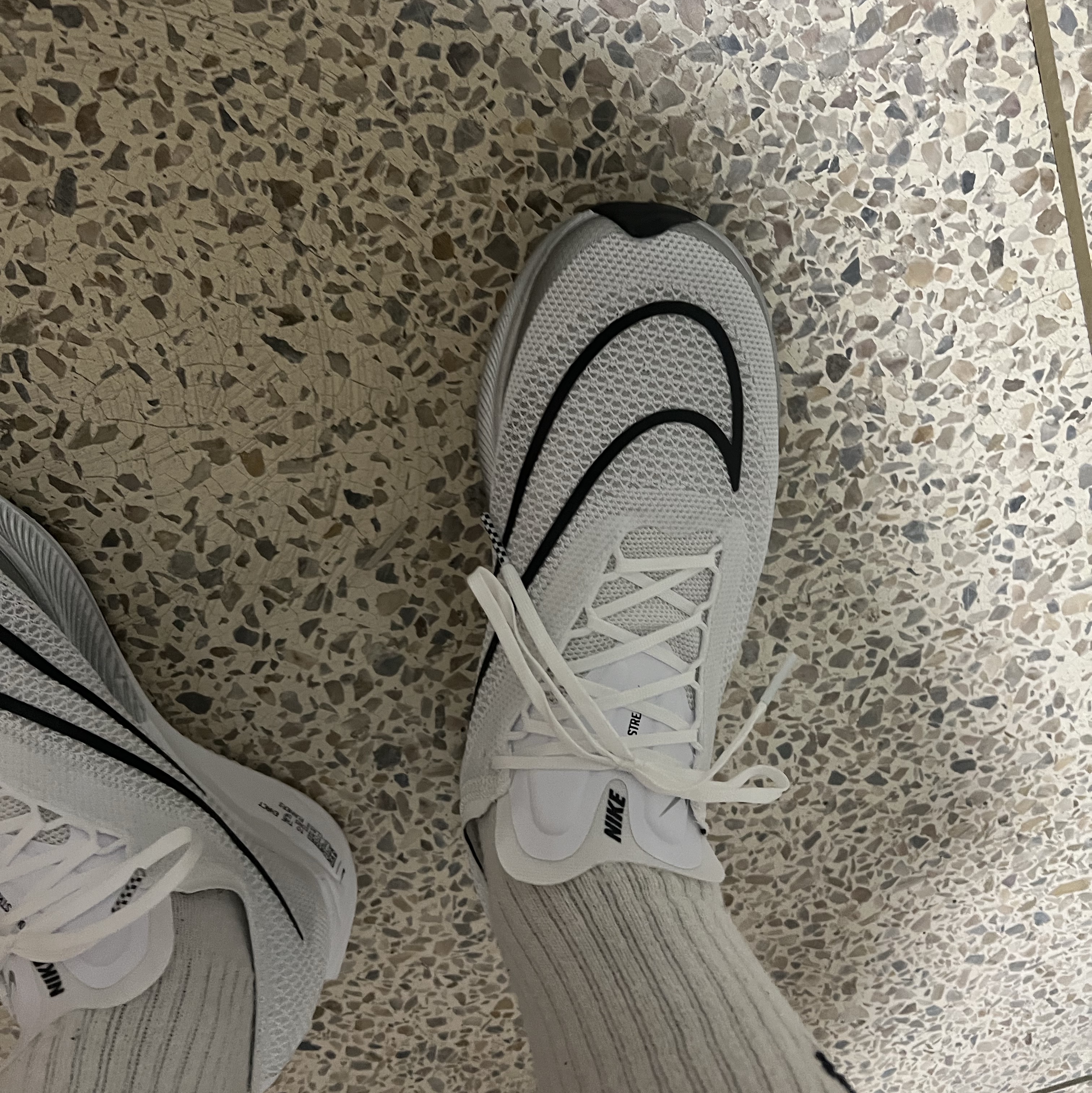 Nike ZoomX Streakfly White Metallic Silver 착용 스타일 - 2