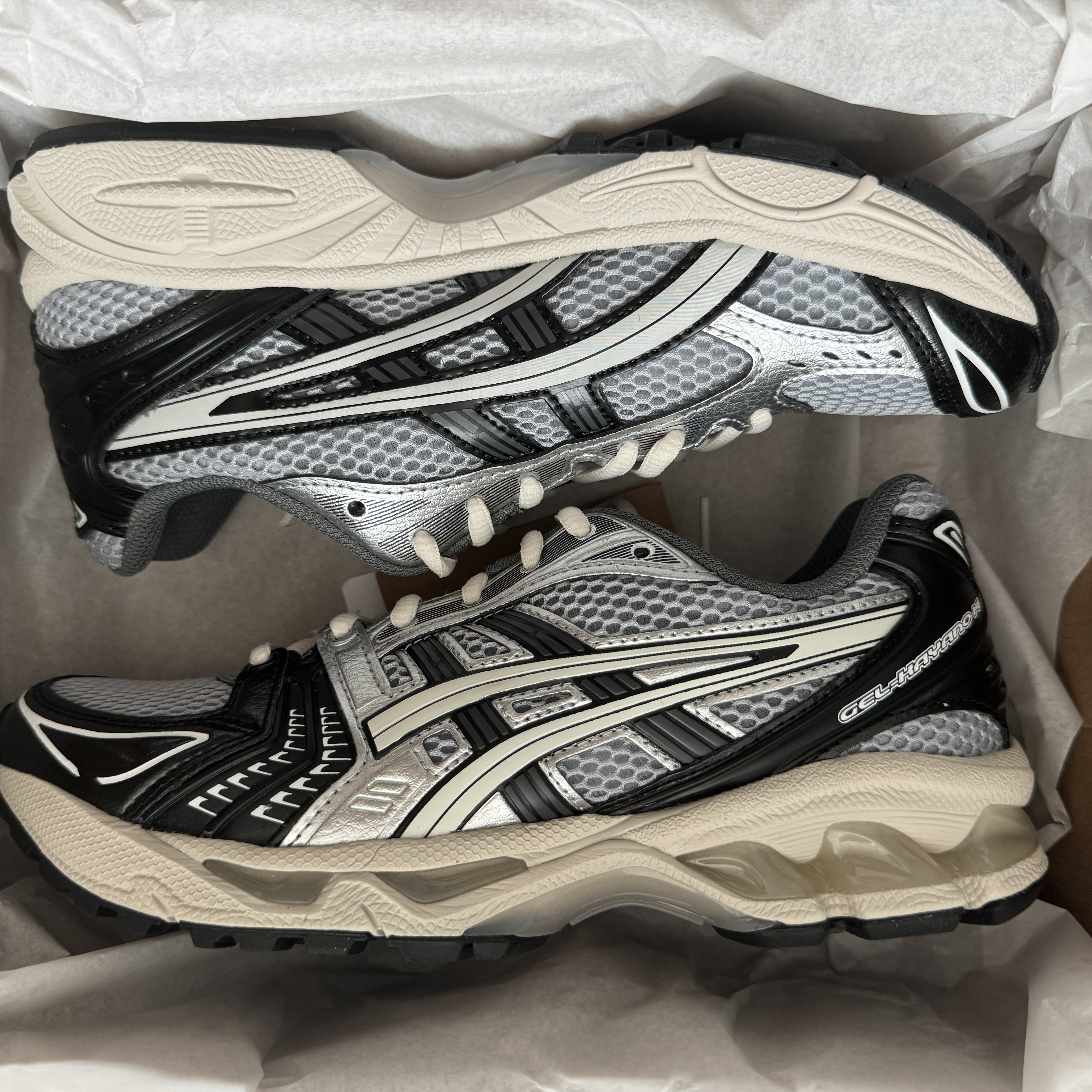 Asics Gel-Kayano 14 Black Glacier Grey 착용 스타일
