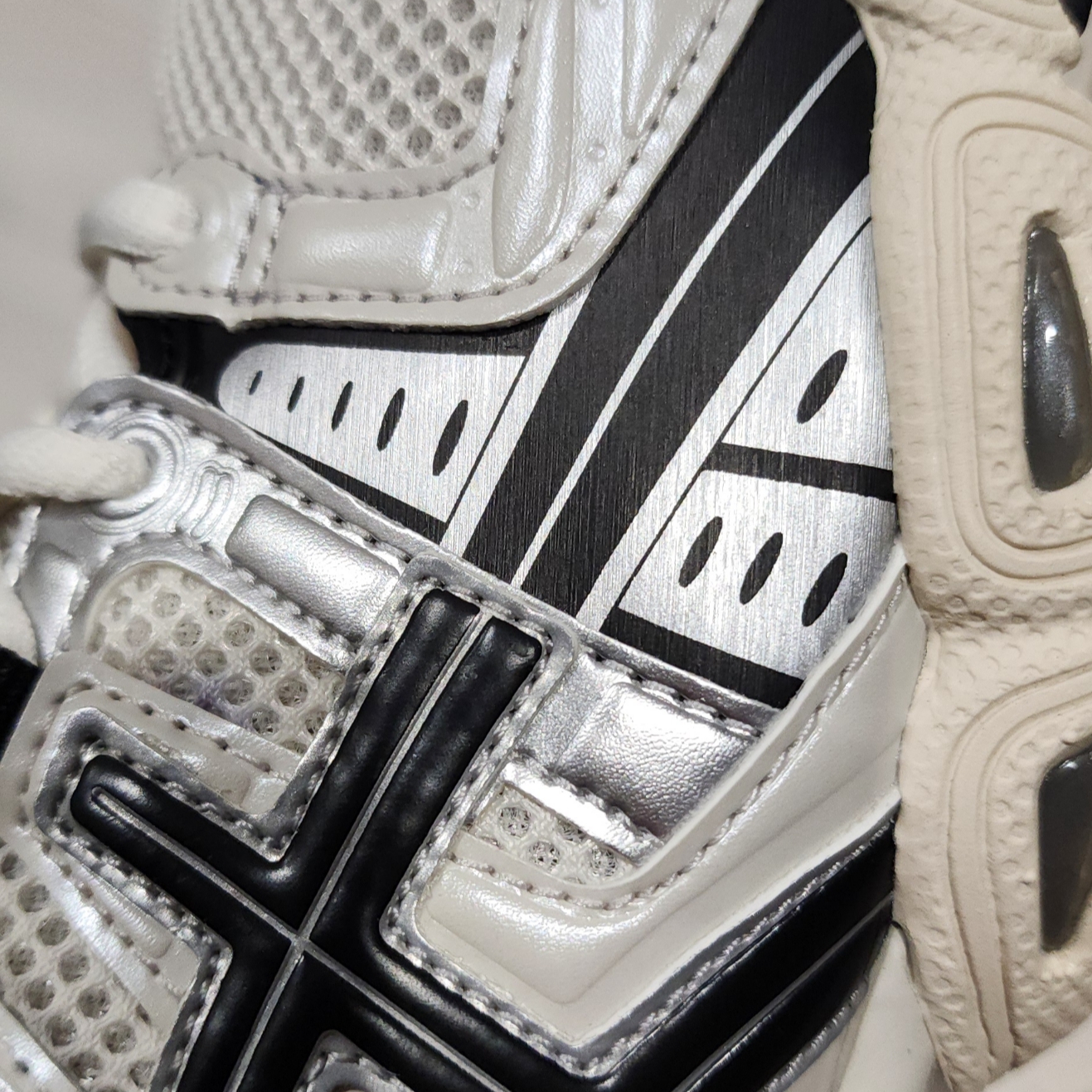 Asics Gel-Nimbus 9 Cream Black 착용 스타일 - 1
