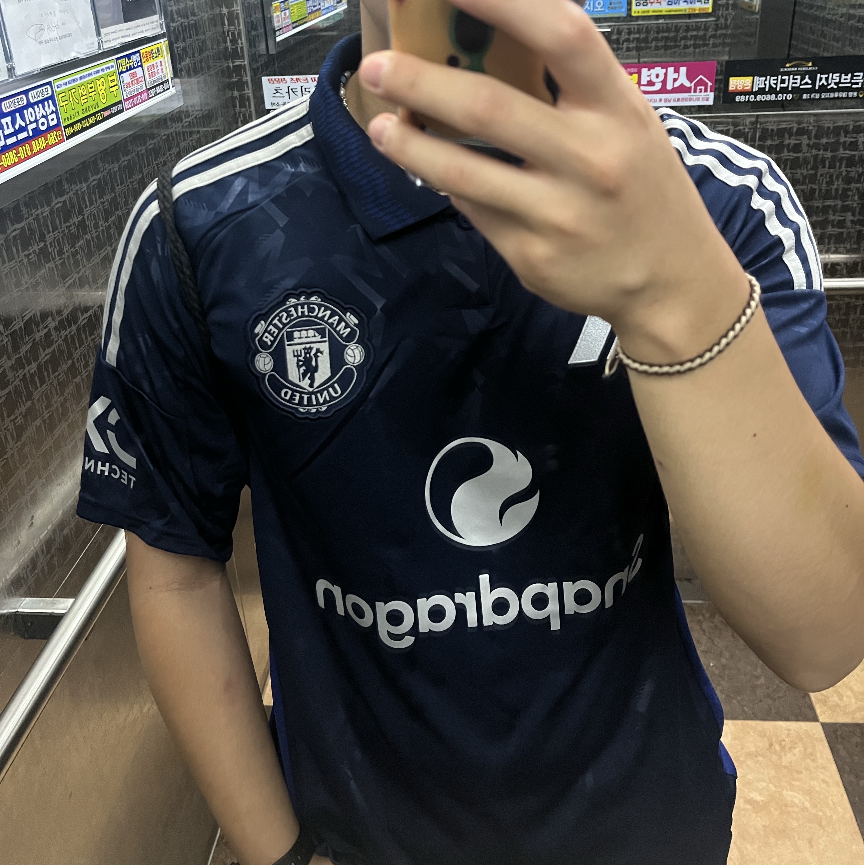 Adidas Manchester United 2024/25 Away Jersey Night Indigo - KR Sizing (Non Marking Ver.), Marshall Major IV Black (Korean Ver.) 착용 스타일 - 2
