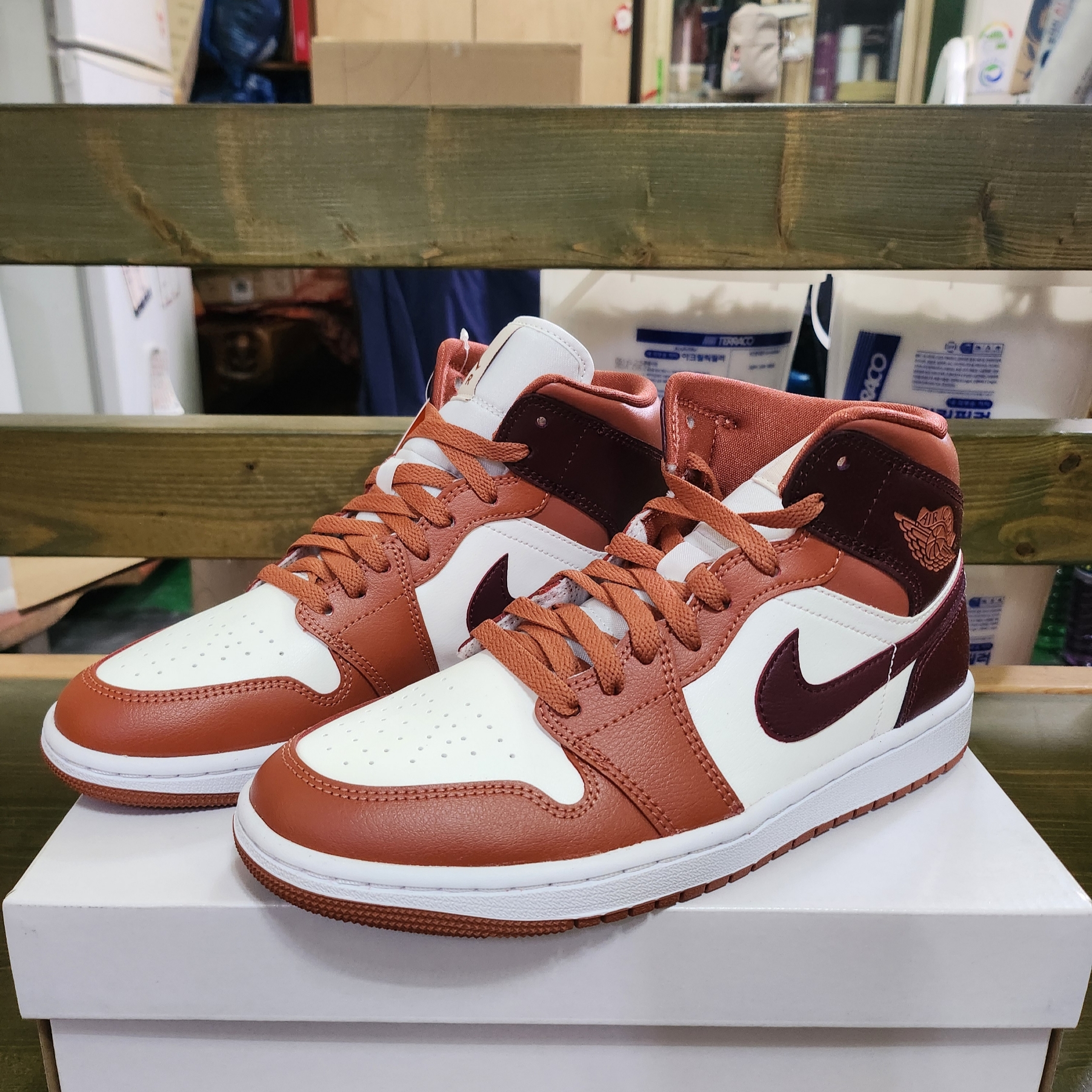 (W) Jordan 1 Mid Dusty Peach Night Maroon 착용 스타일