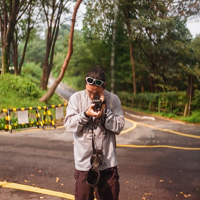 Oakley Reedmace Matte Grey Ink Frame Prizm Sapphire Lenses Low Bridge Fit, And Wander x Gramicci Nyco Climbing G-Short Black 착용 스타일 - 1