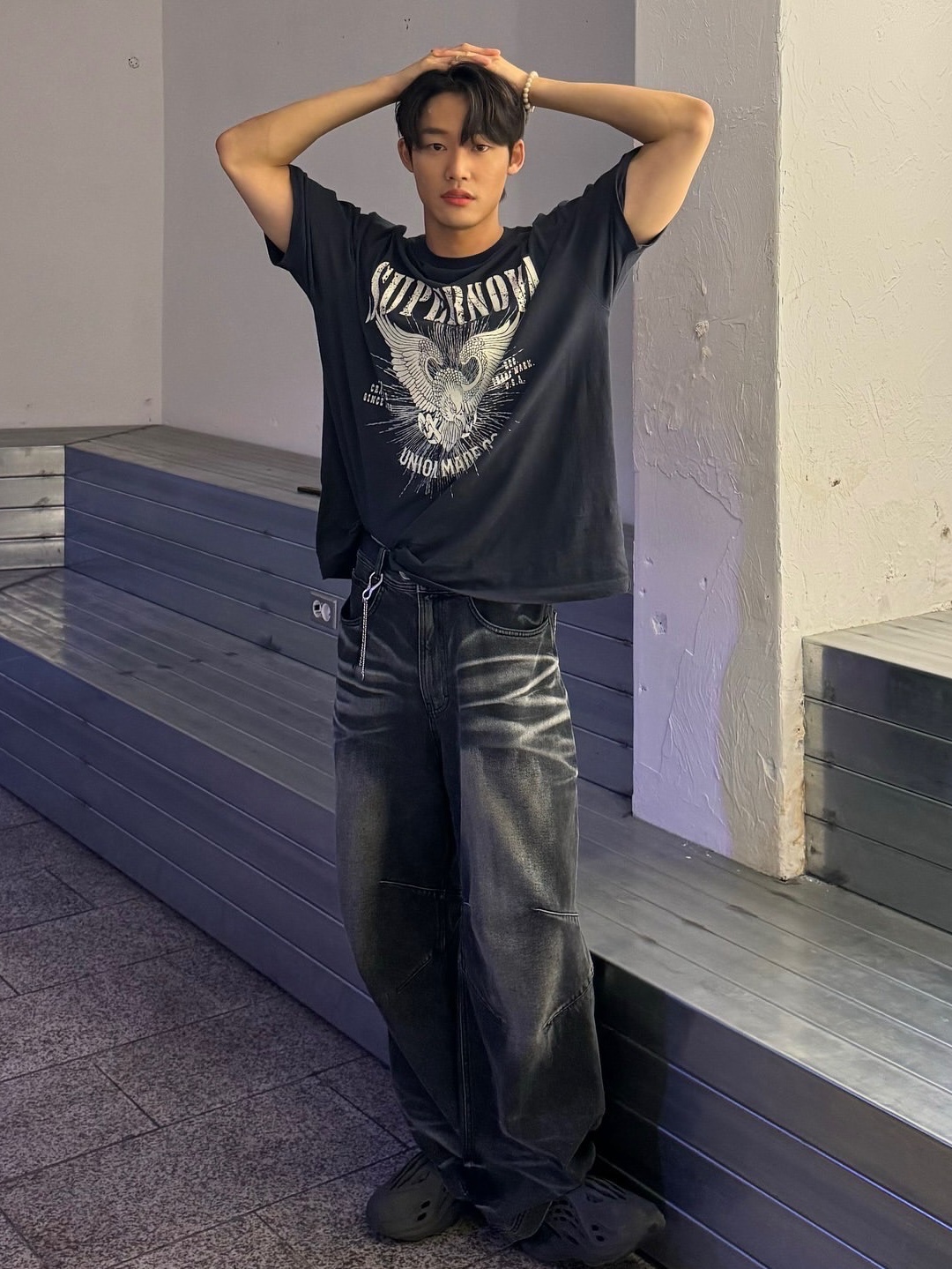 BLR Embossed Wave Washing Wide Denim Pants Blue 착용 스타일