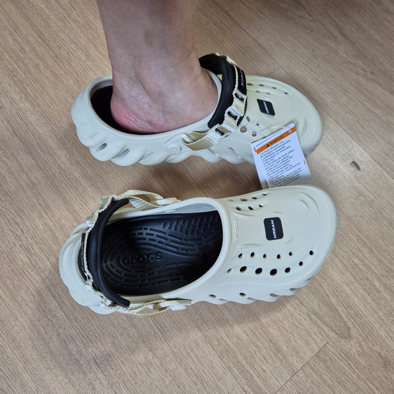 Crocs Echo Clog Bone Black 착용 스타일 - 3