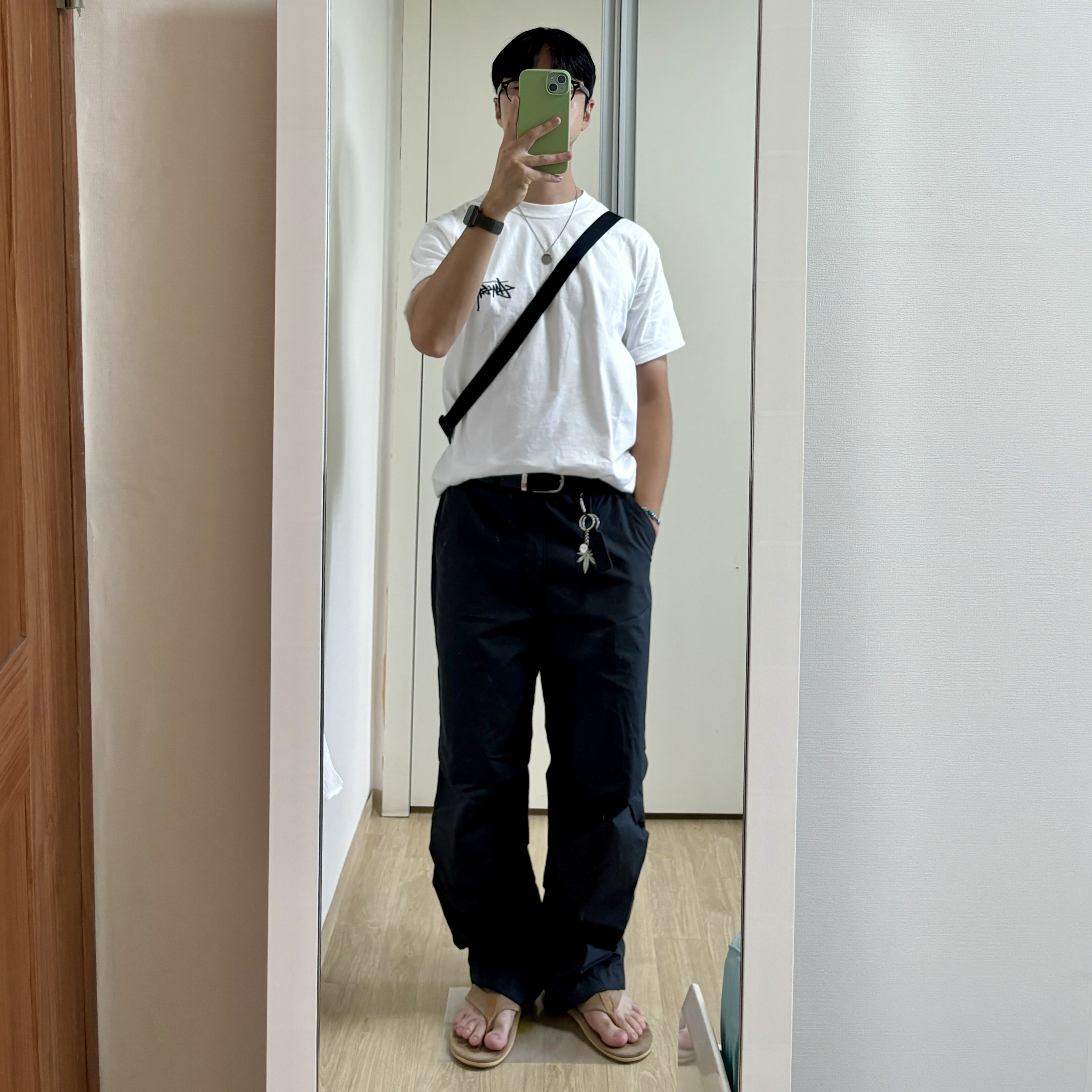 Island Slipper Classic Ultimate Suede Taupe Tan, Stussy Fuzzy Dice T-Shirt White 착용 스타일 - 1