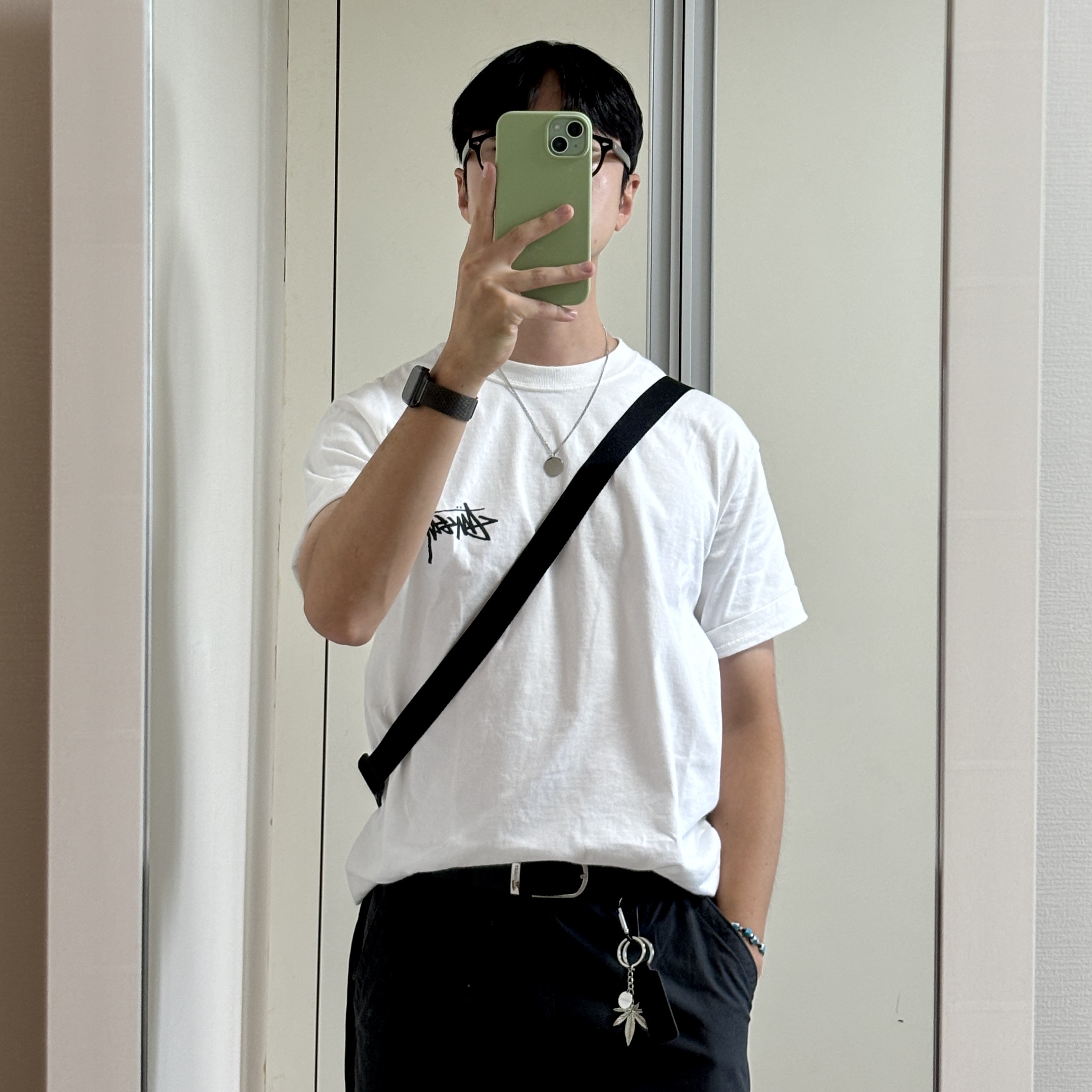 Island Slipper Classic Ultimate Suede Taupe Tan, Stussy Fuzzy Dice T-Shirt White 착용 스타일 - 2
