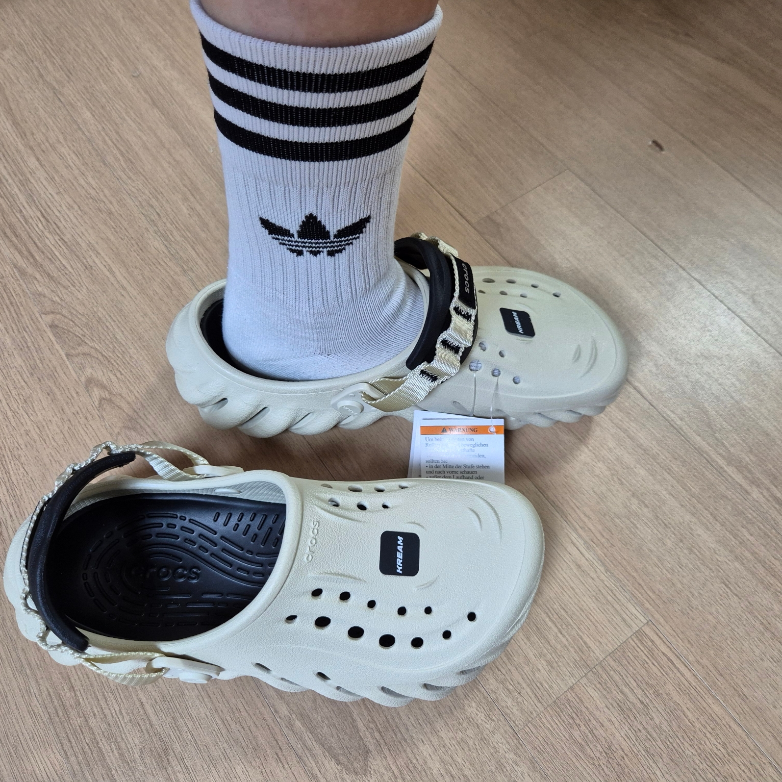 Crocs Echo Clog Bone Black 착용 스타일 - 4
