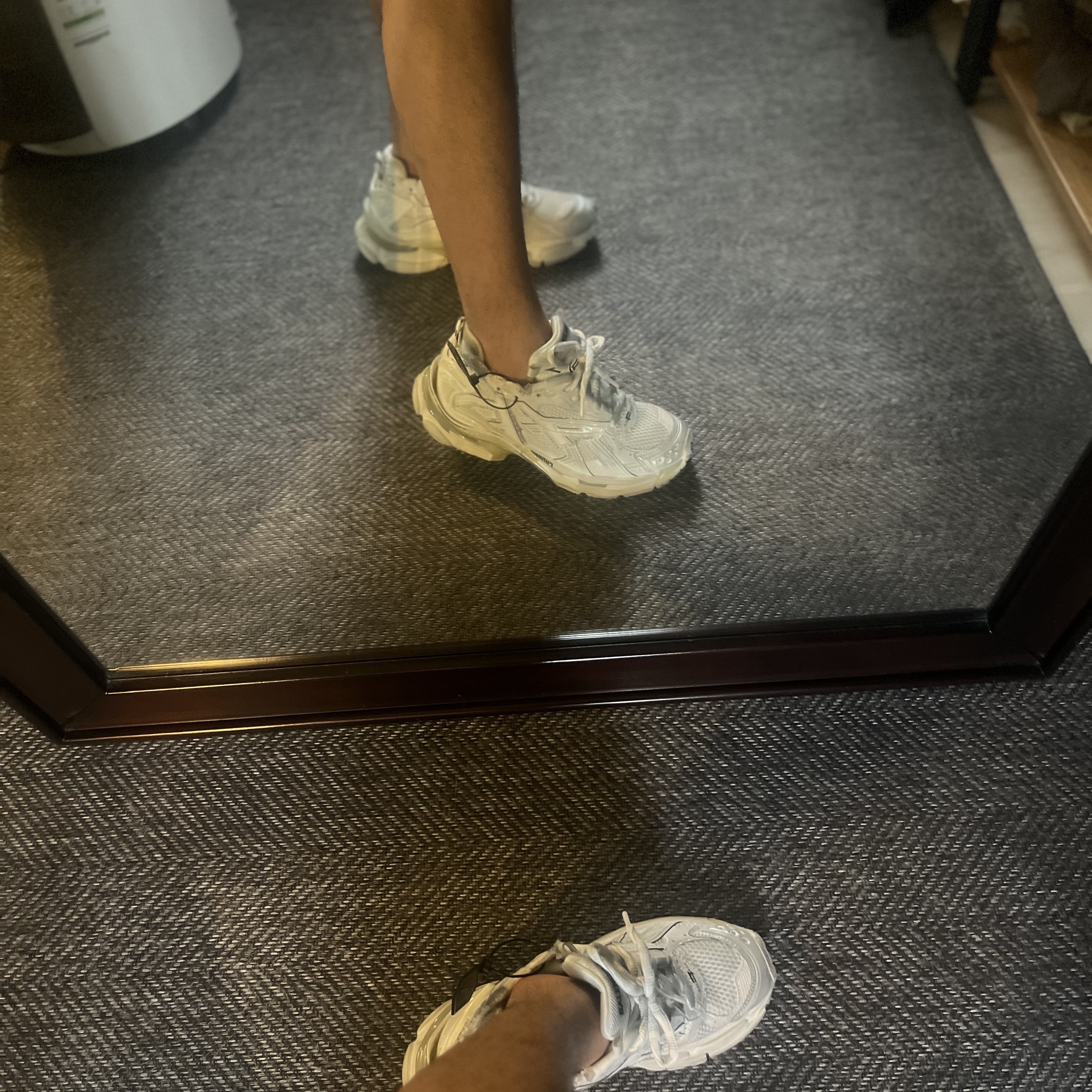 Balenciaga Runner Sneakers White 착용 스타일