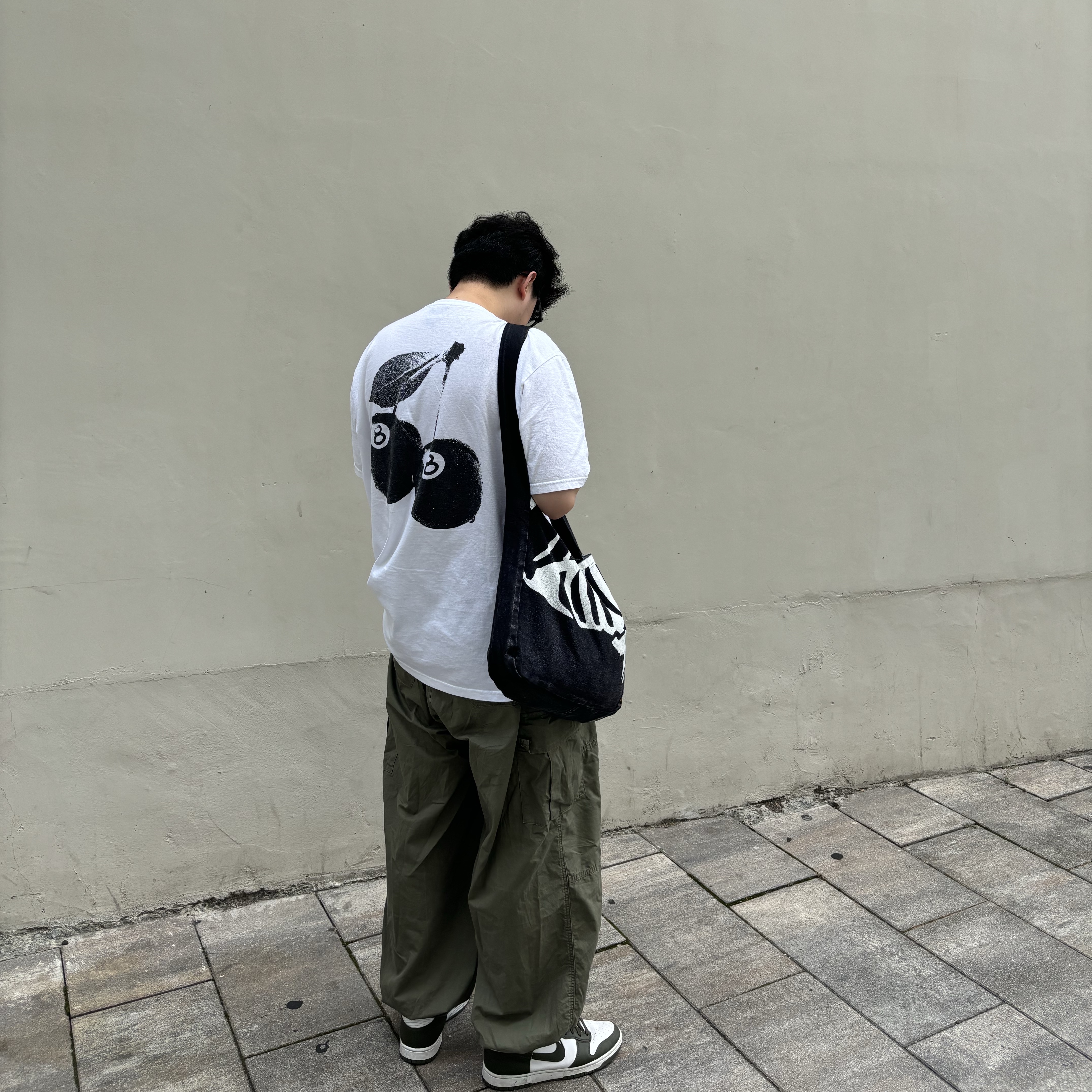 Stussy Cherries T-Shirt White, Kapital 14 oz. Denim Bone Print Book Bag Black 착용 스타일 - 1