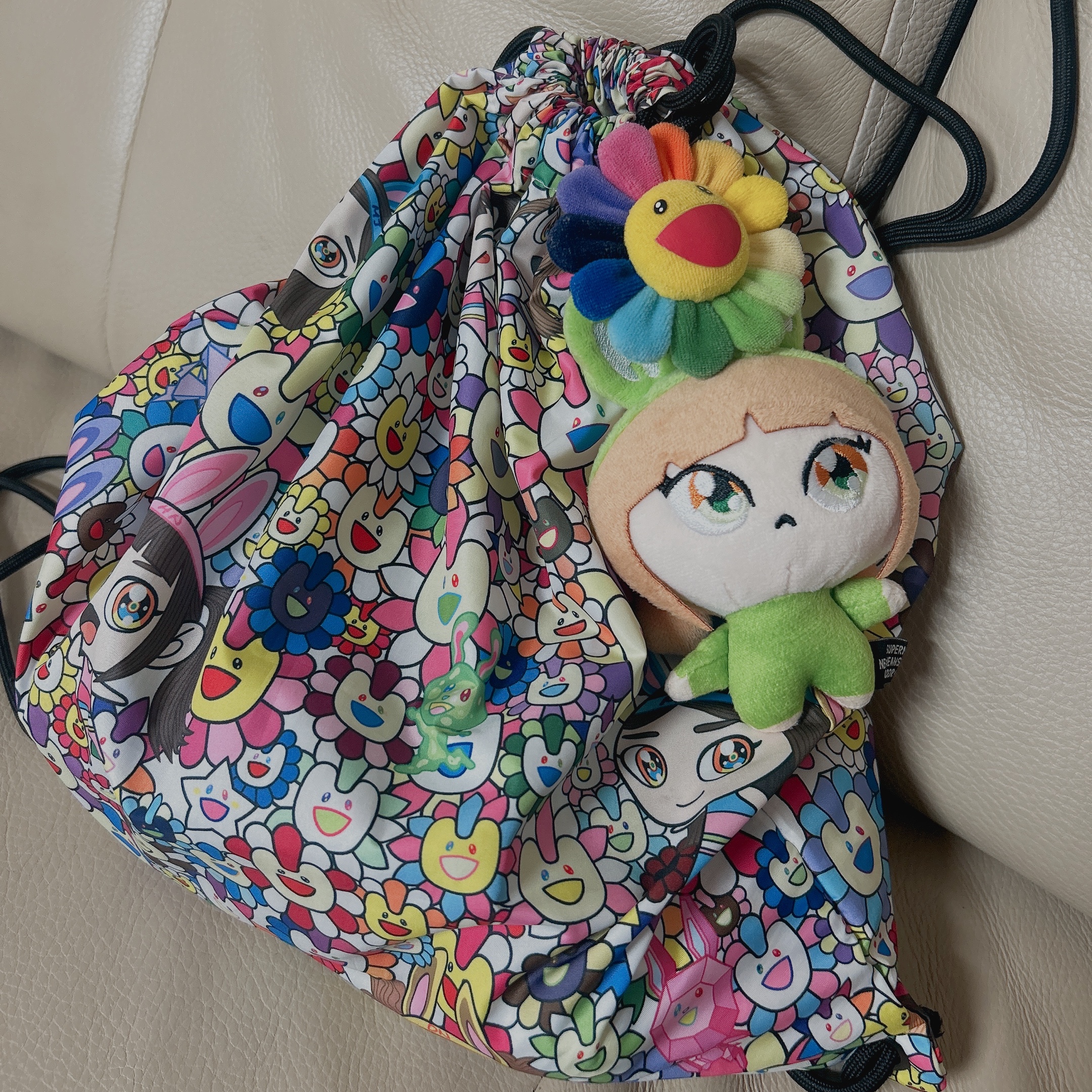 NewJeans Supernatural NJ x Murakami Drawstring Bag Ver., NewJeans x Murakami Plush Keyring Haerin 착용 스타일