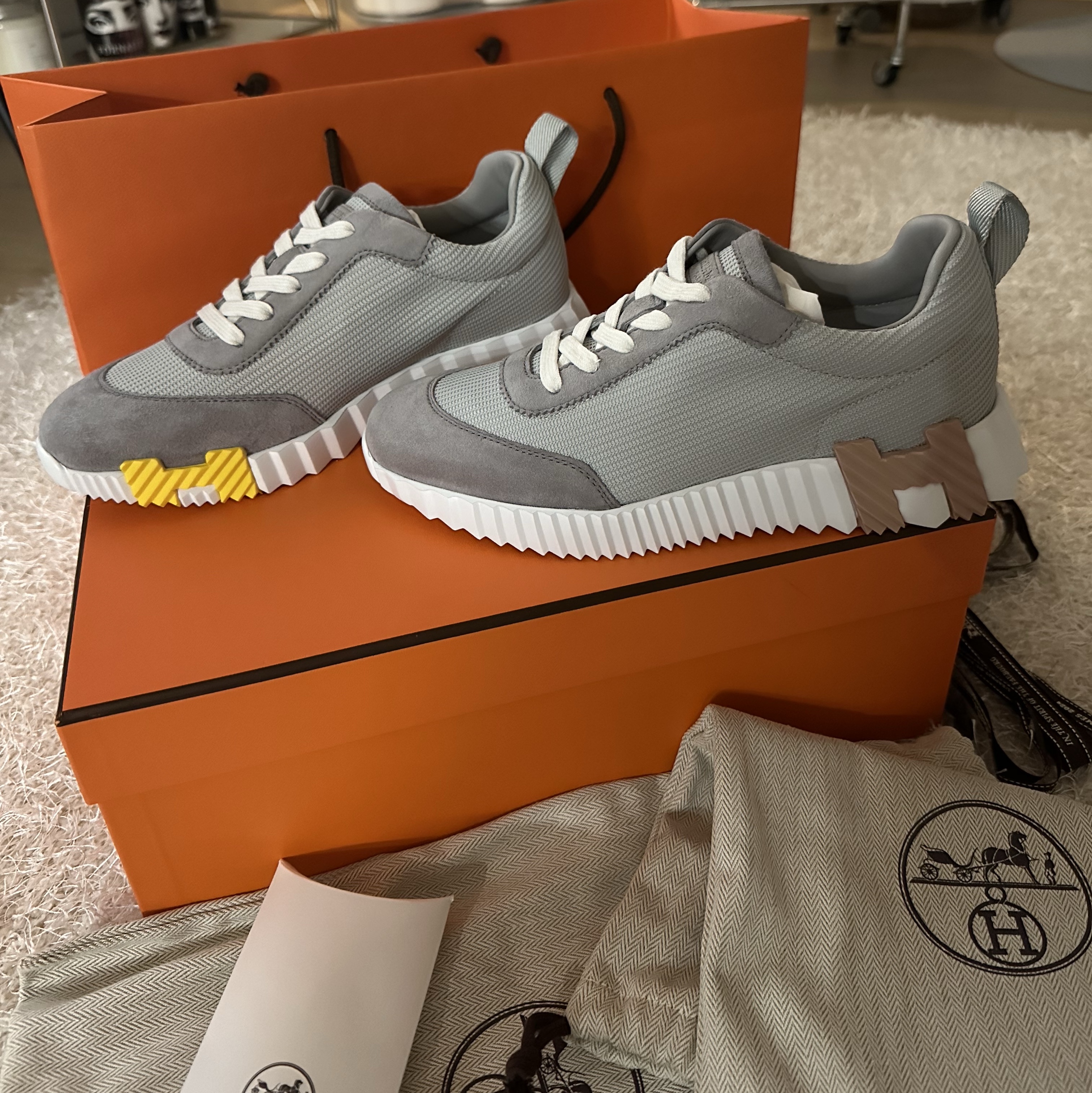 (W) Hermes Bouncing Sneaker Mesh Suede Goatskin & Gris Temperance 착용 스타일 - 3