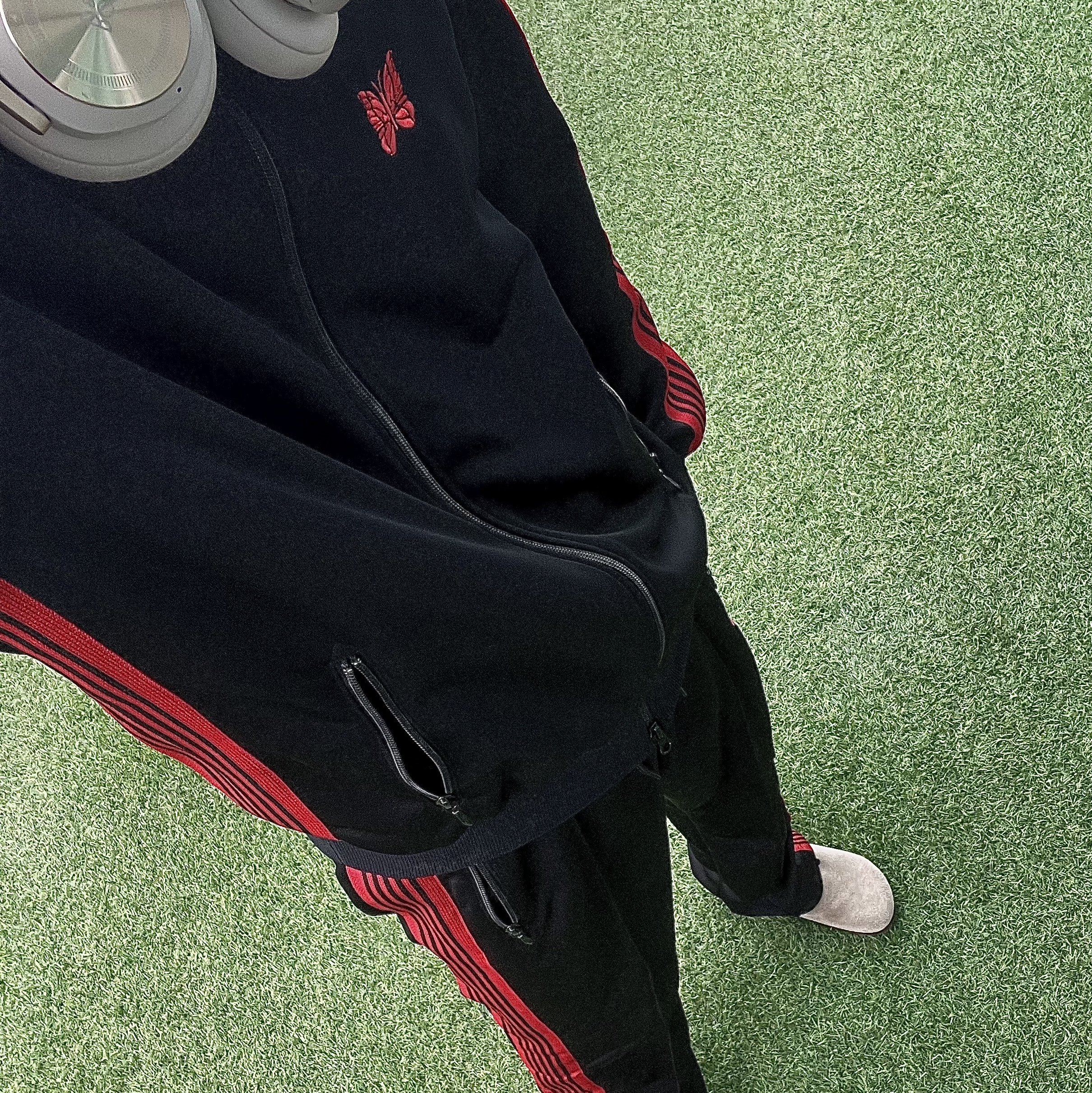 Bang & Olufsen Beoplay HX Gold Tone (Korean Ver.), Needles x LHP Track Jacket Poly Smooth Black Red 착용 스타일