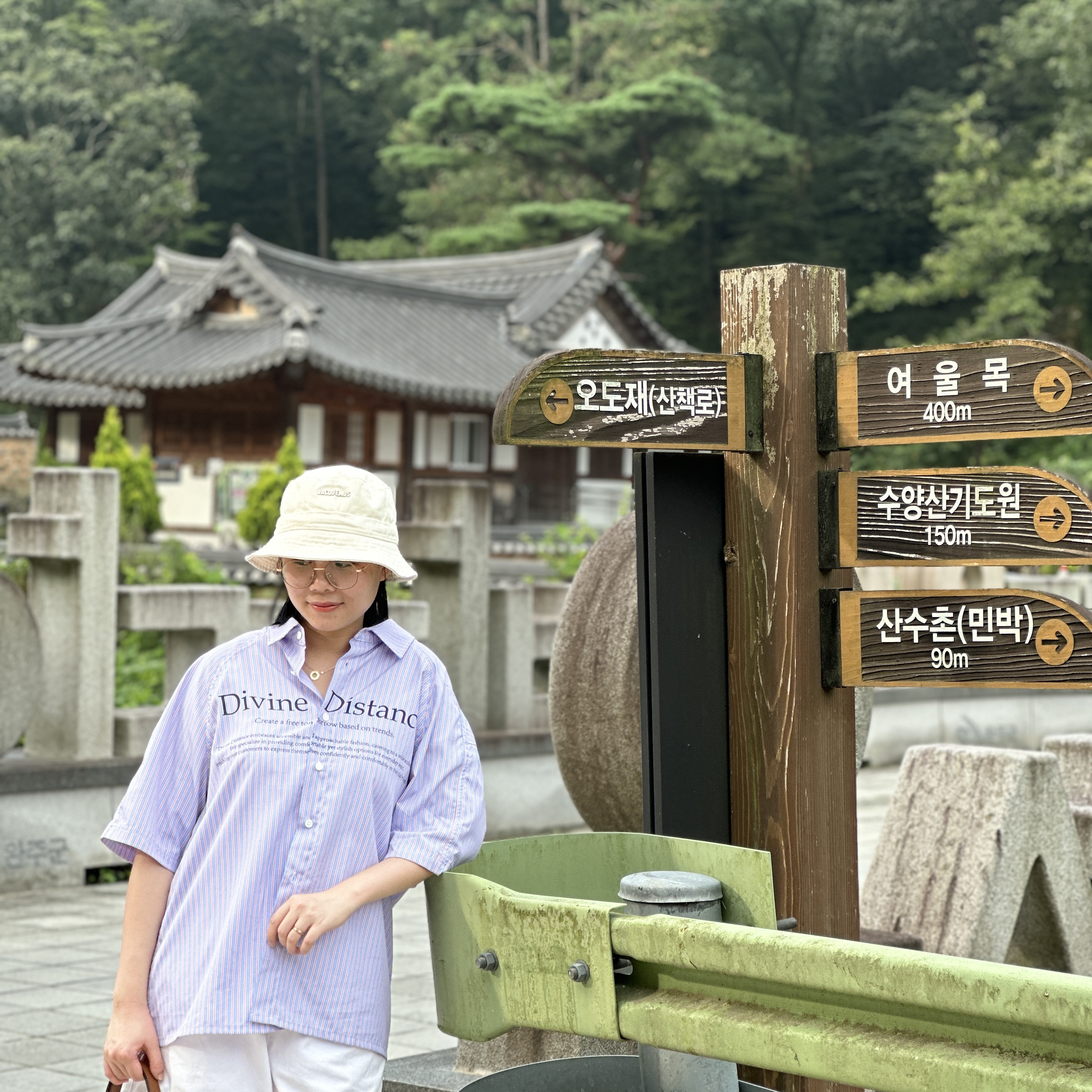 Jacquemus Le Bob Gadjo Bow Bucket Hat Off White 착용 스타일 - 5
