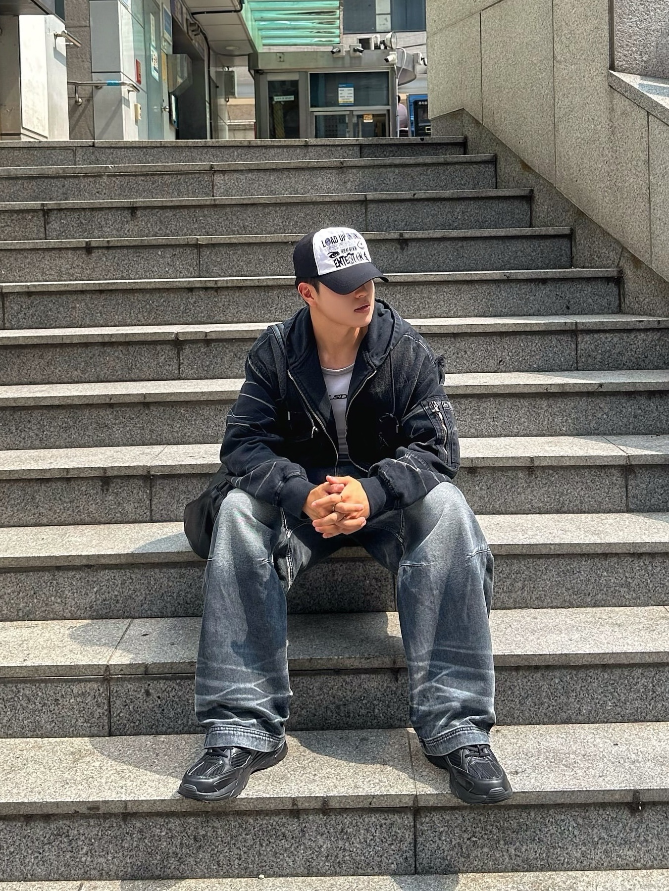 BLR Embossed Wave Washing Wide Denim Pants Blue 착용 스타일