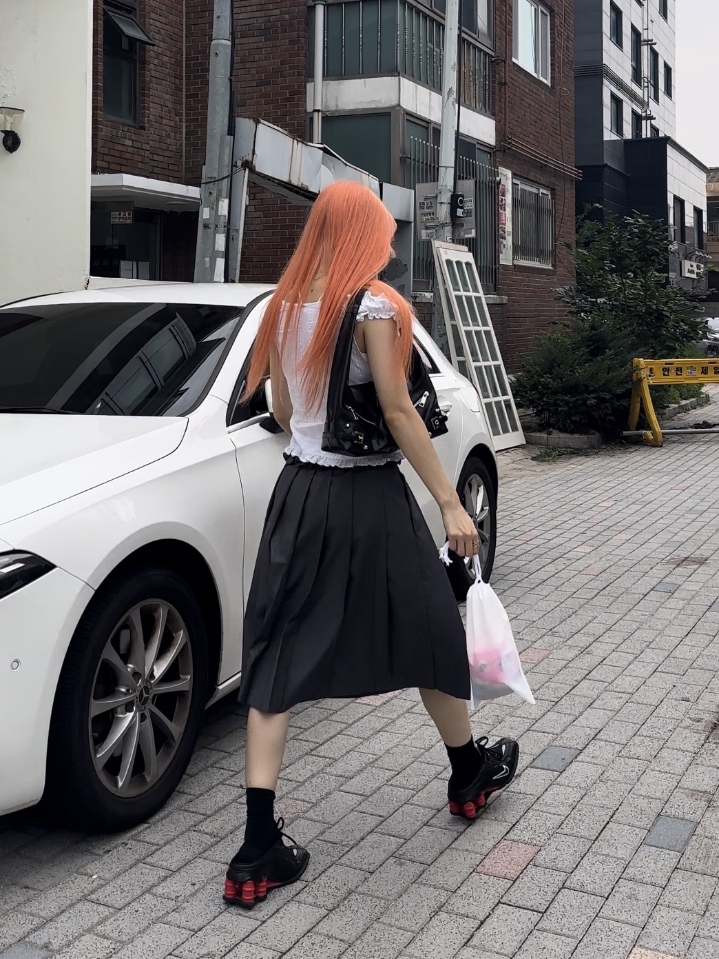 Nike x Martine Rose Shox MR4 Black 착용 스타일 - 2