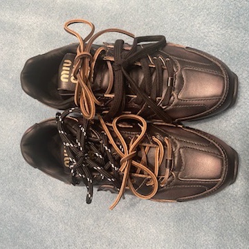 (W) New Balance x Miu Miu 530 SL Leather Sneakers Black 착용 스타일 - 1