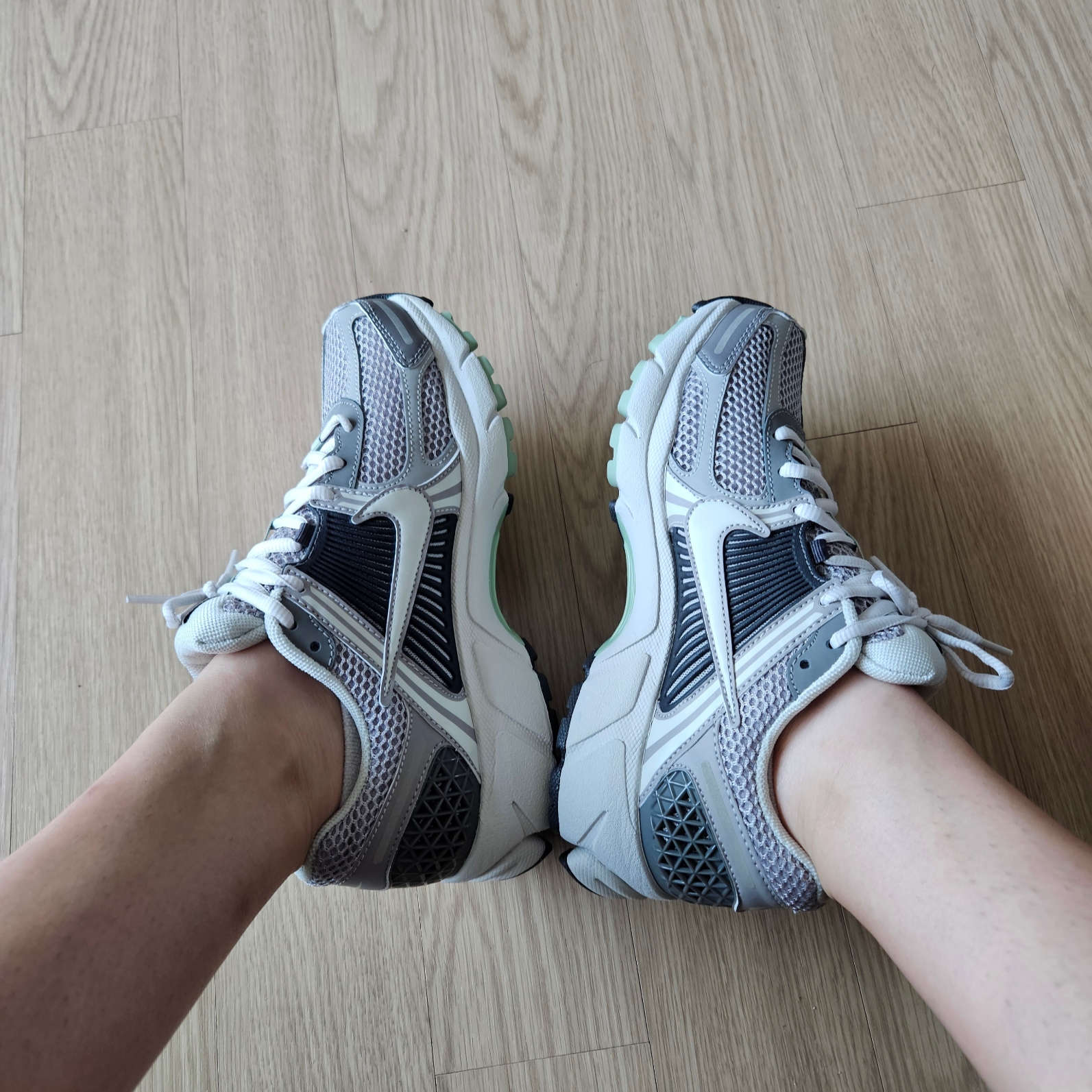 (W) Nike Zoom Vomero 5 Cobblestone and Flat Pewter 착용 스타일 - 1