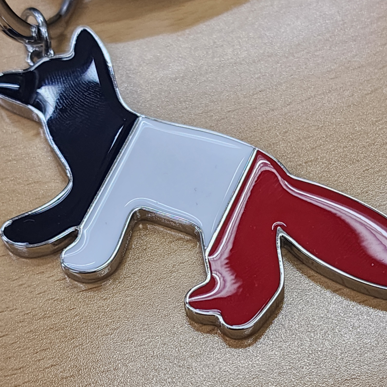 Maison Kitsune Tricolor Fox Metal Keyring Multicolor 착용 스타일