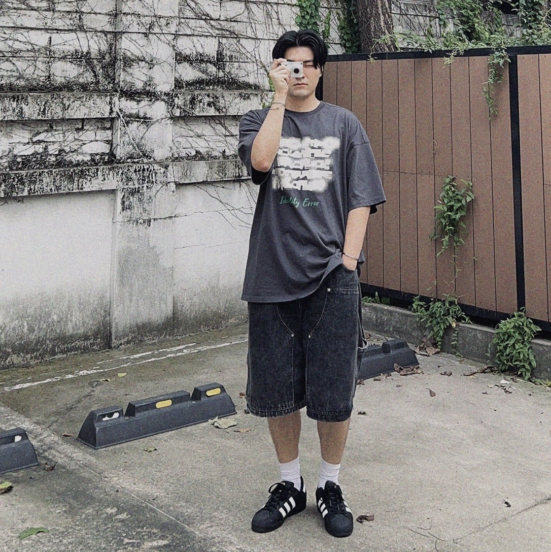 Adidas Superstar Core Black White 착용 스타일 - 1