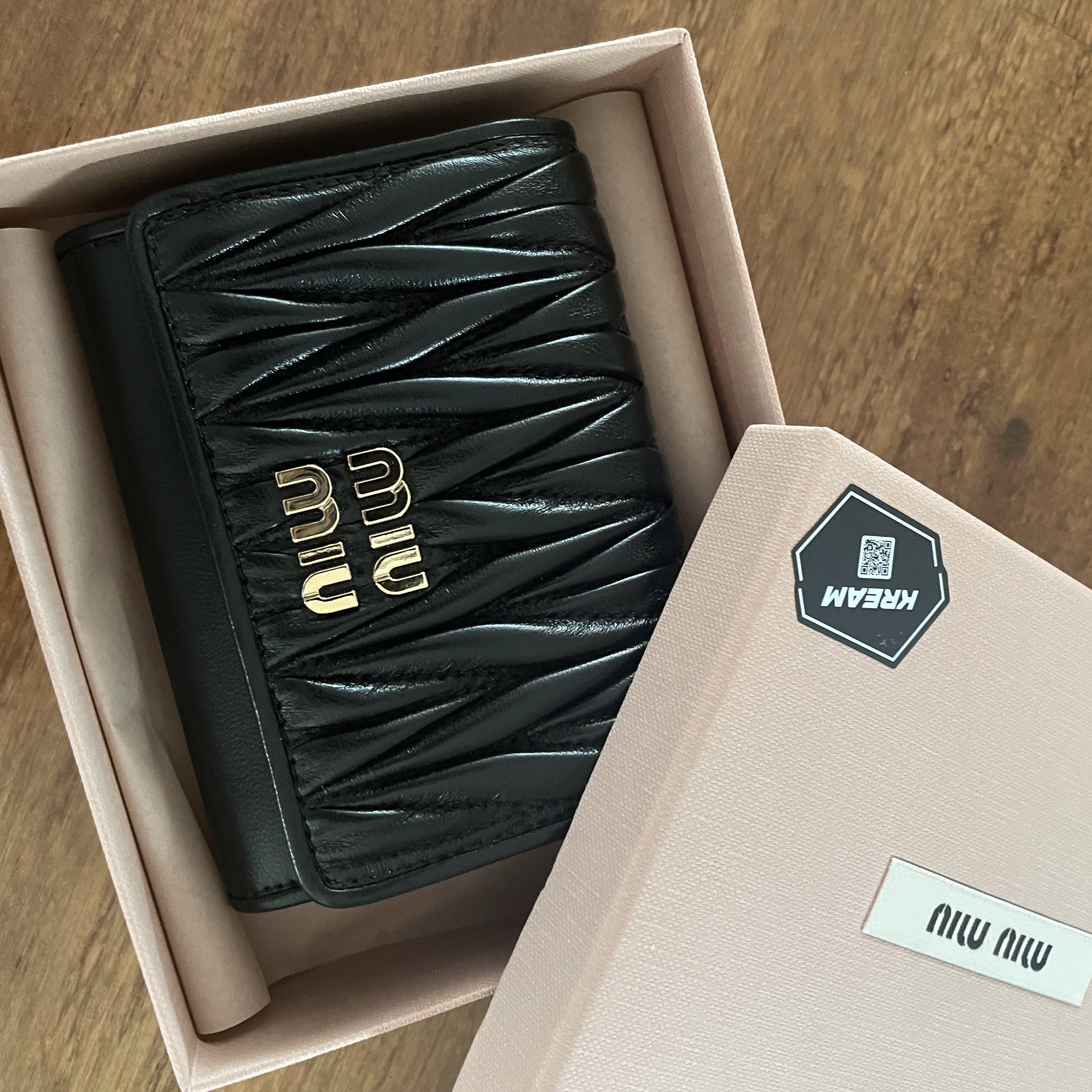 Miu Miu Matelasse Nappa Leather Card Holder Black 착용 스타일 - 1