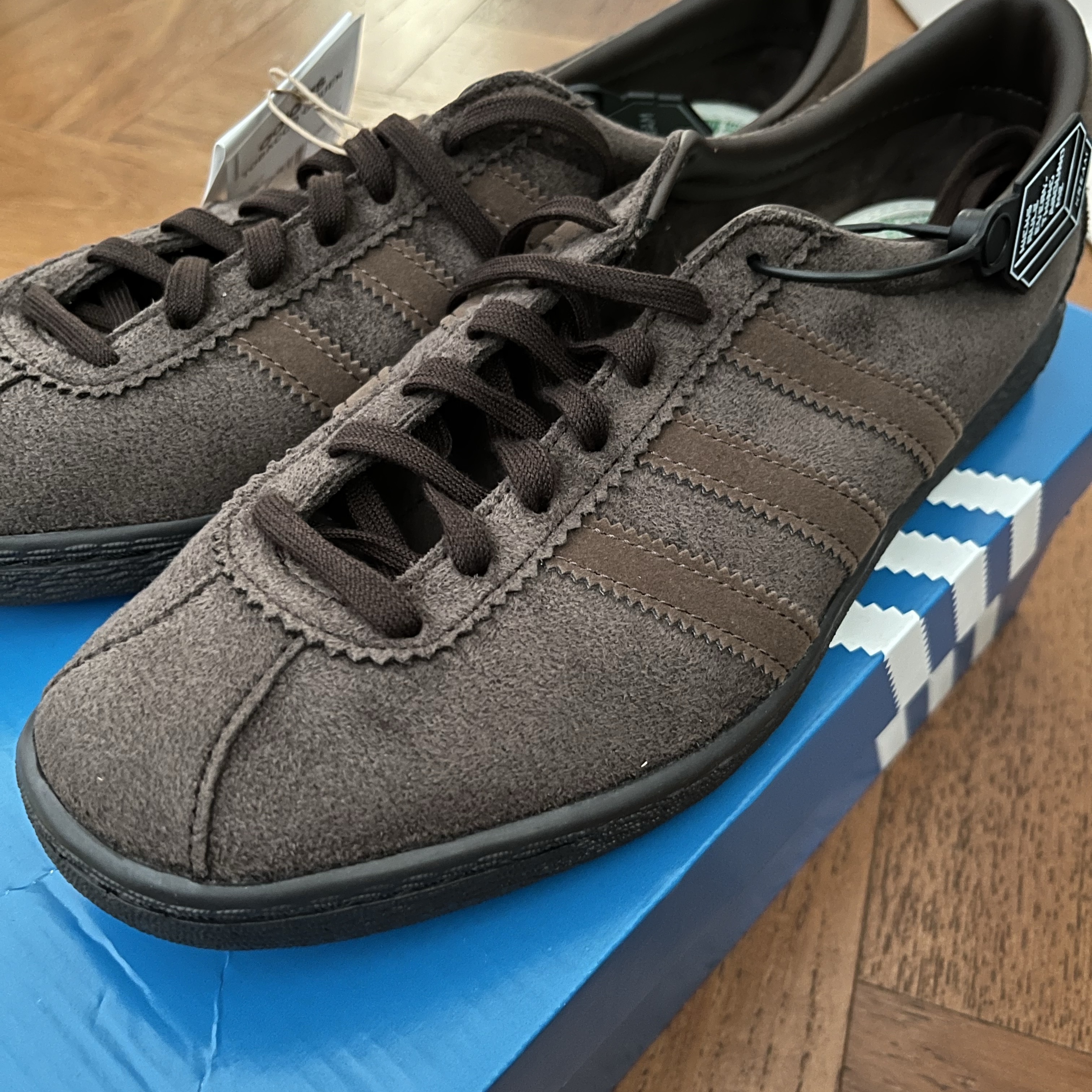 Adidas Tobacco Gruen Dark Brown 착용 스타일