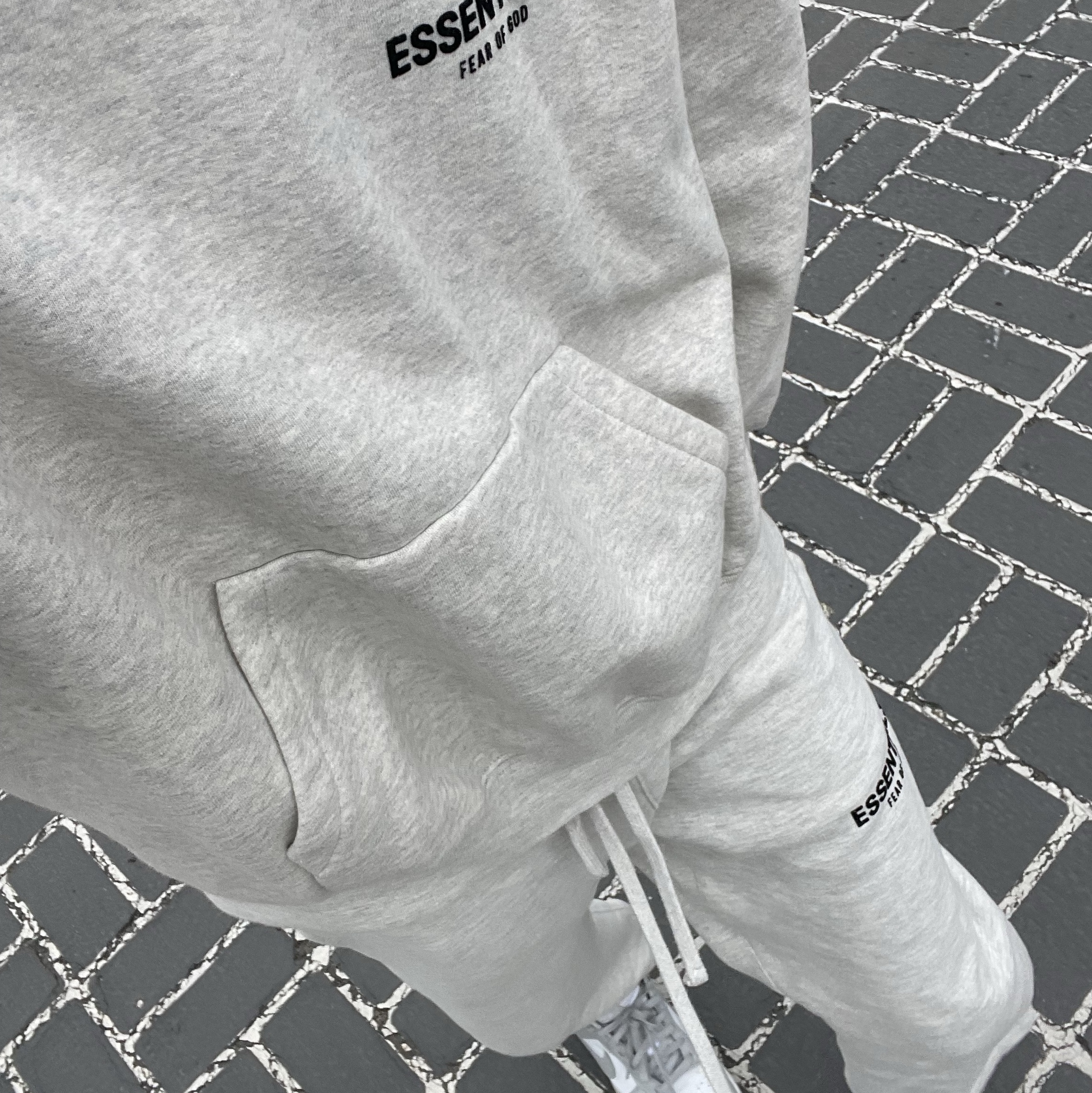 Essentials The Core Collection Hoodie Light Oatmeal, Essentials The Core Collection Relaxed Sweatpants Light Oatmeal 착용 스타일