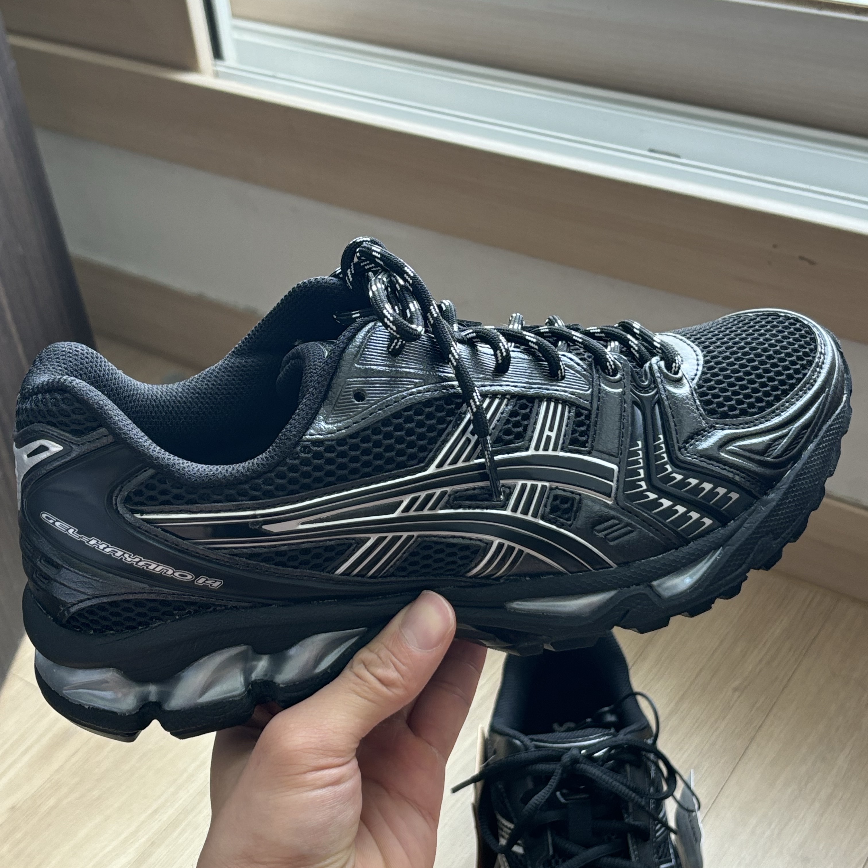 Asics Gel-Kayano 14 Black Pure Silver 착용 스타일 - 2